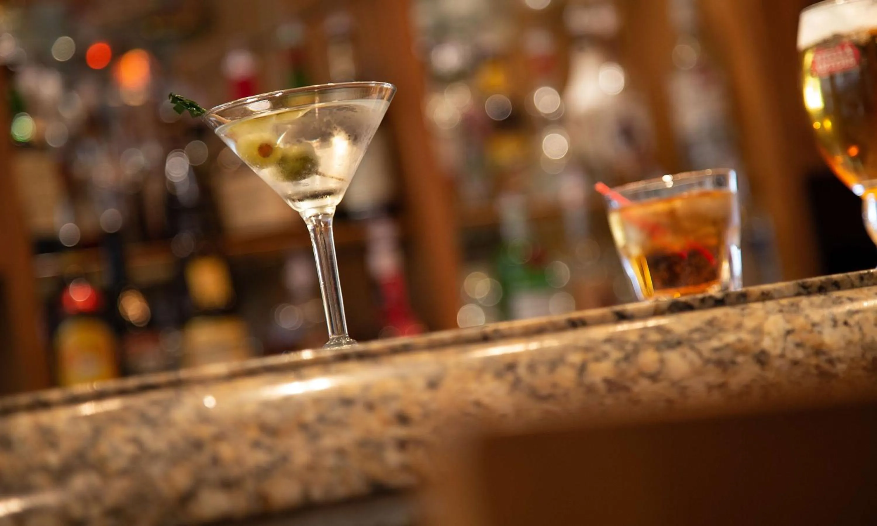 Lounge or bar in Safari Inn, a Coast Hotel