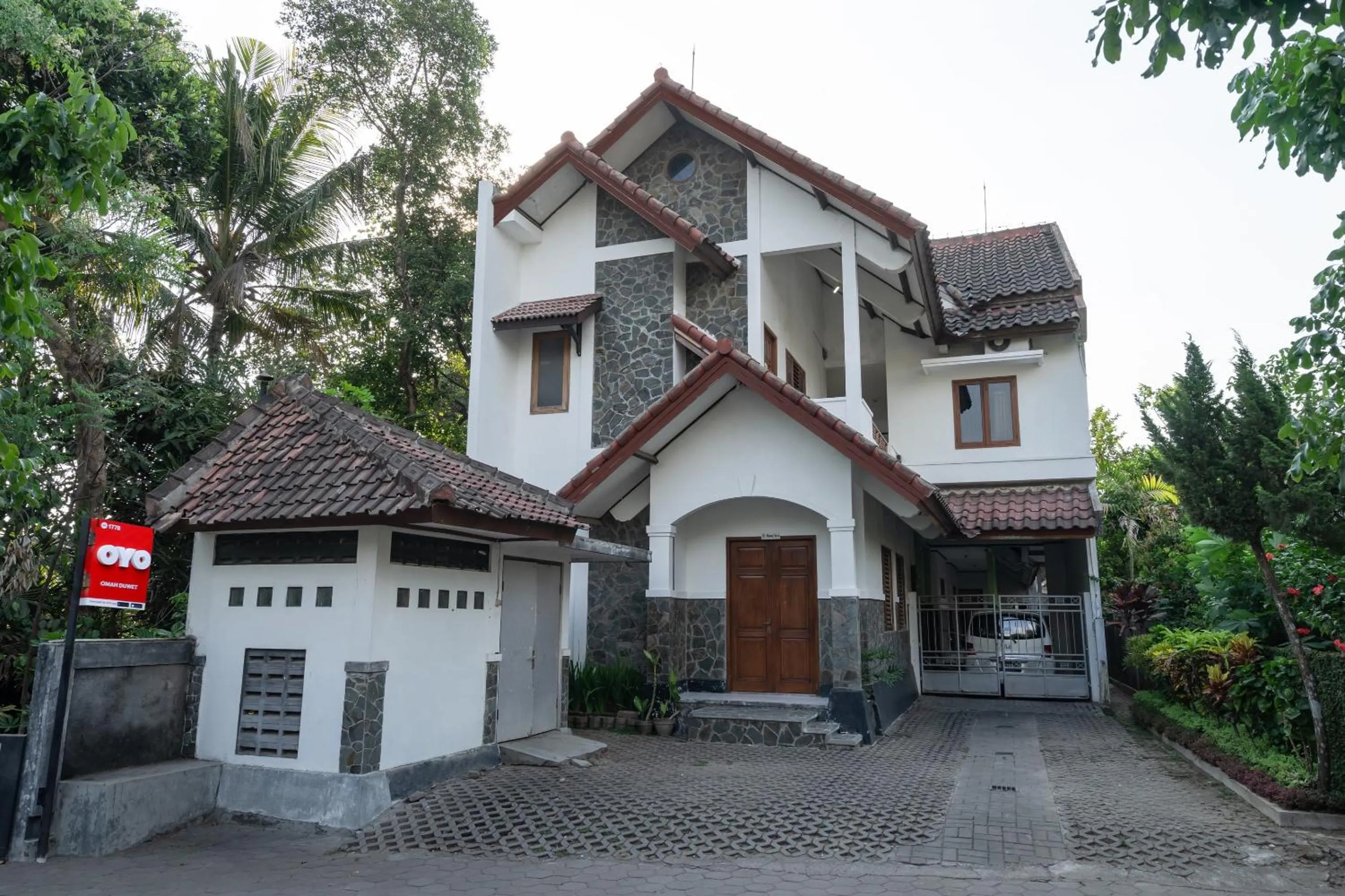 Facade/entrance in Hotel O Omah Duwet