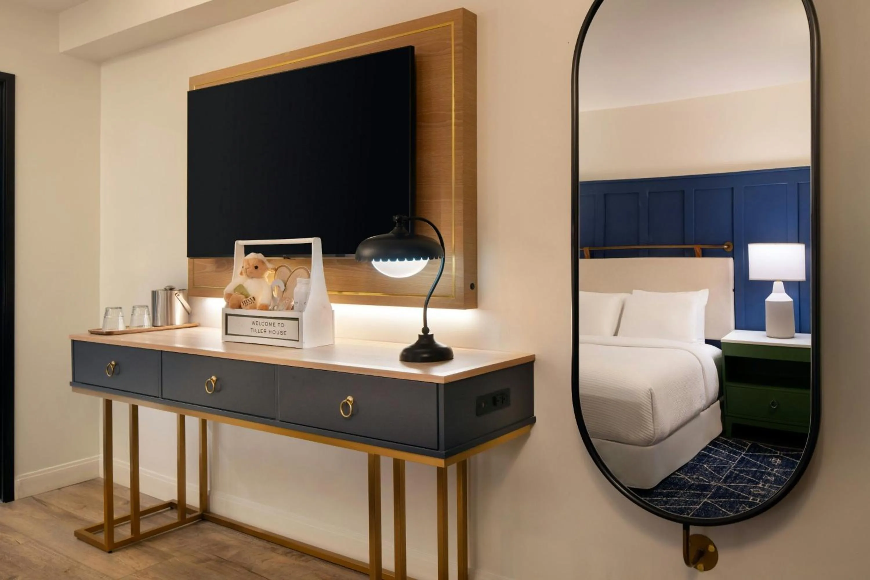 Photo of the whole room, Bed in Tiller House, Laguna Hills, a Tribute Portfolio Hotel