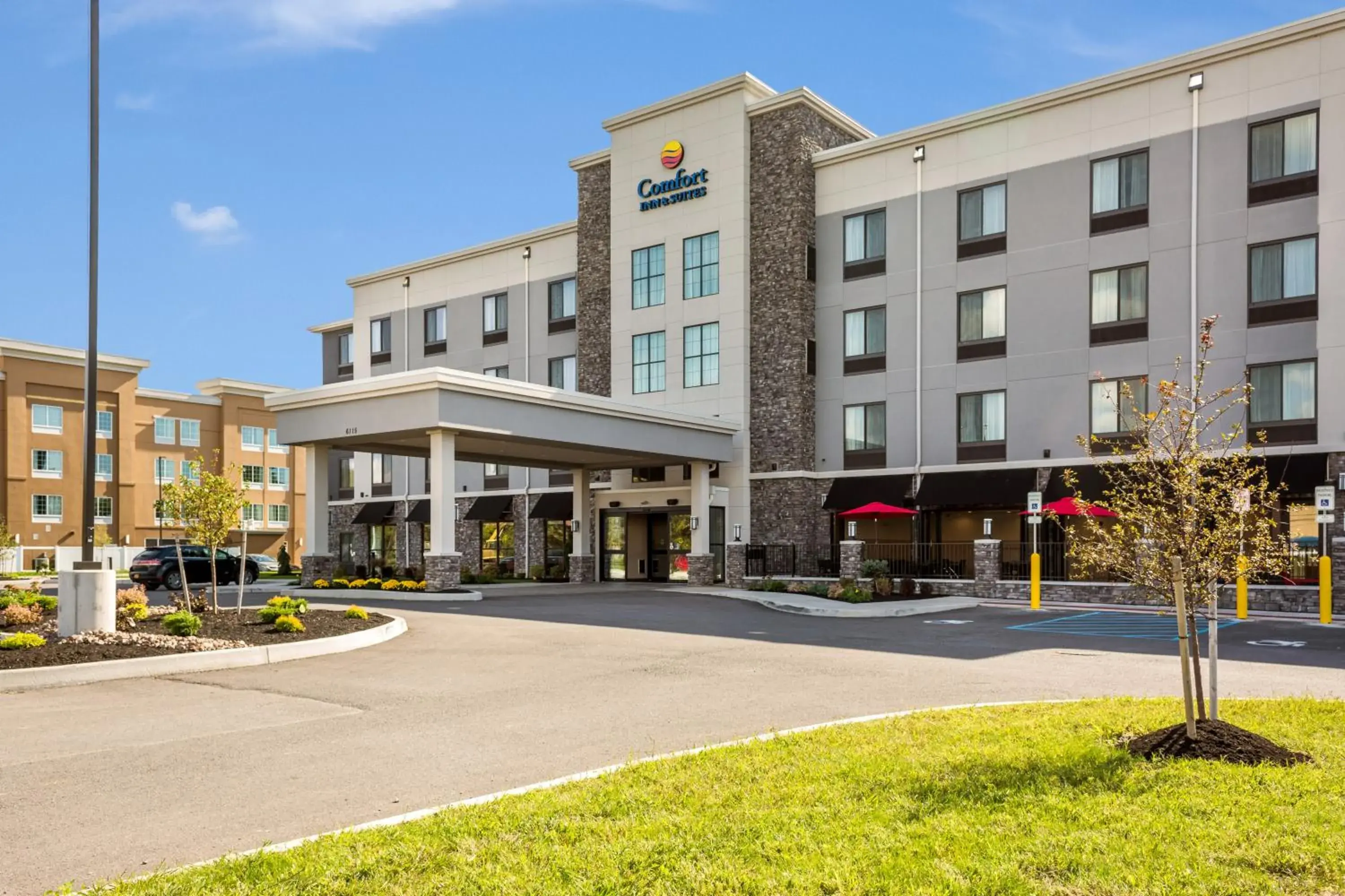 Property building in Comfort Inn & Suites Niagara Falls Blvd USA Property building in Comfort Inn & Suites Niagara Falls Blvd USA