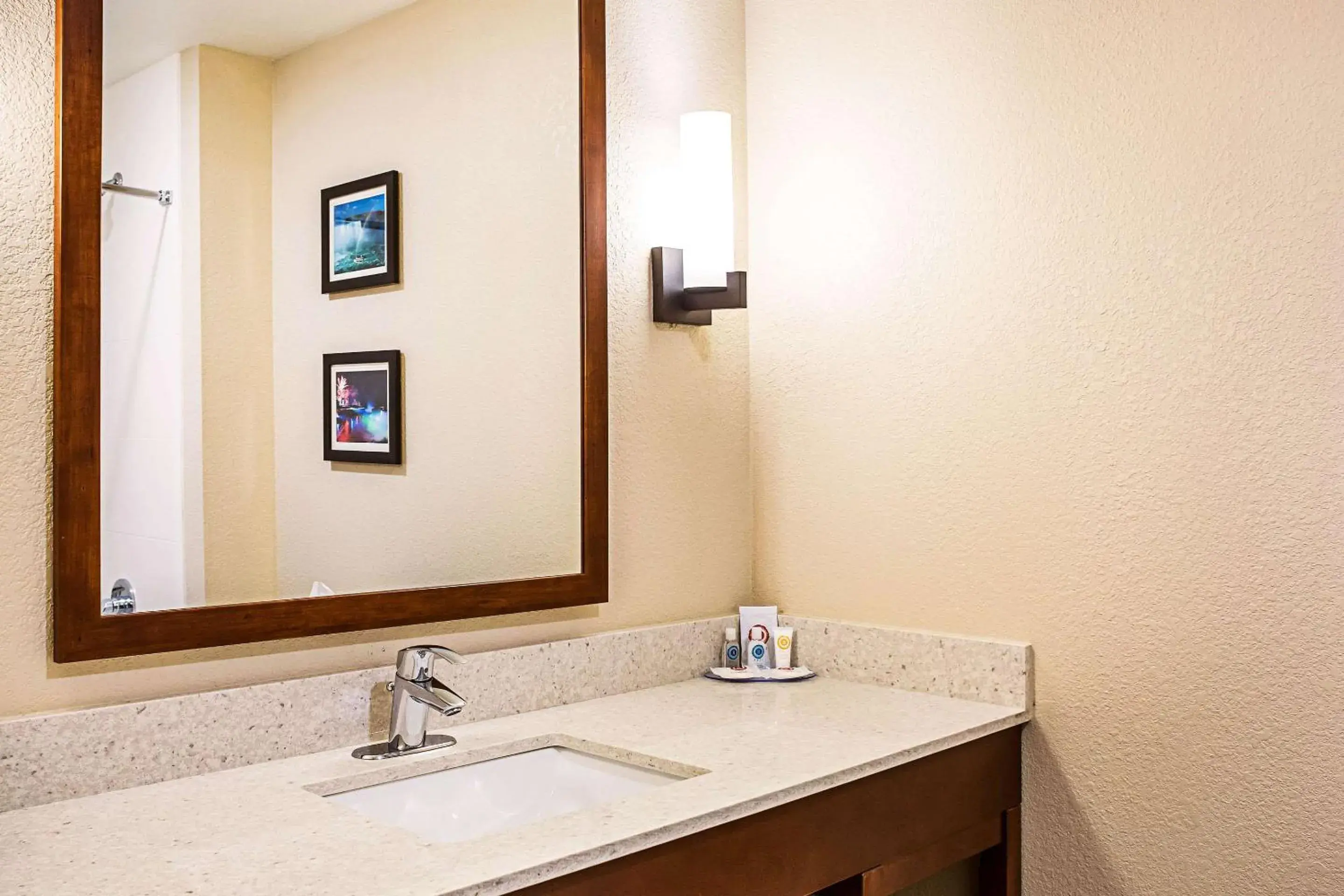 Bathroom in Comfort Inn & Suites Niagara Falls Blvd USA Bathroom in Comfort Inn & Suites Niagara Falls Blvd USA