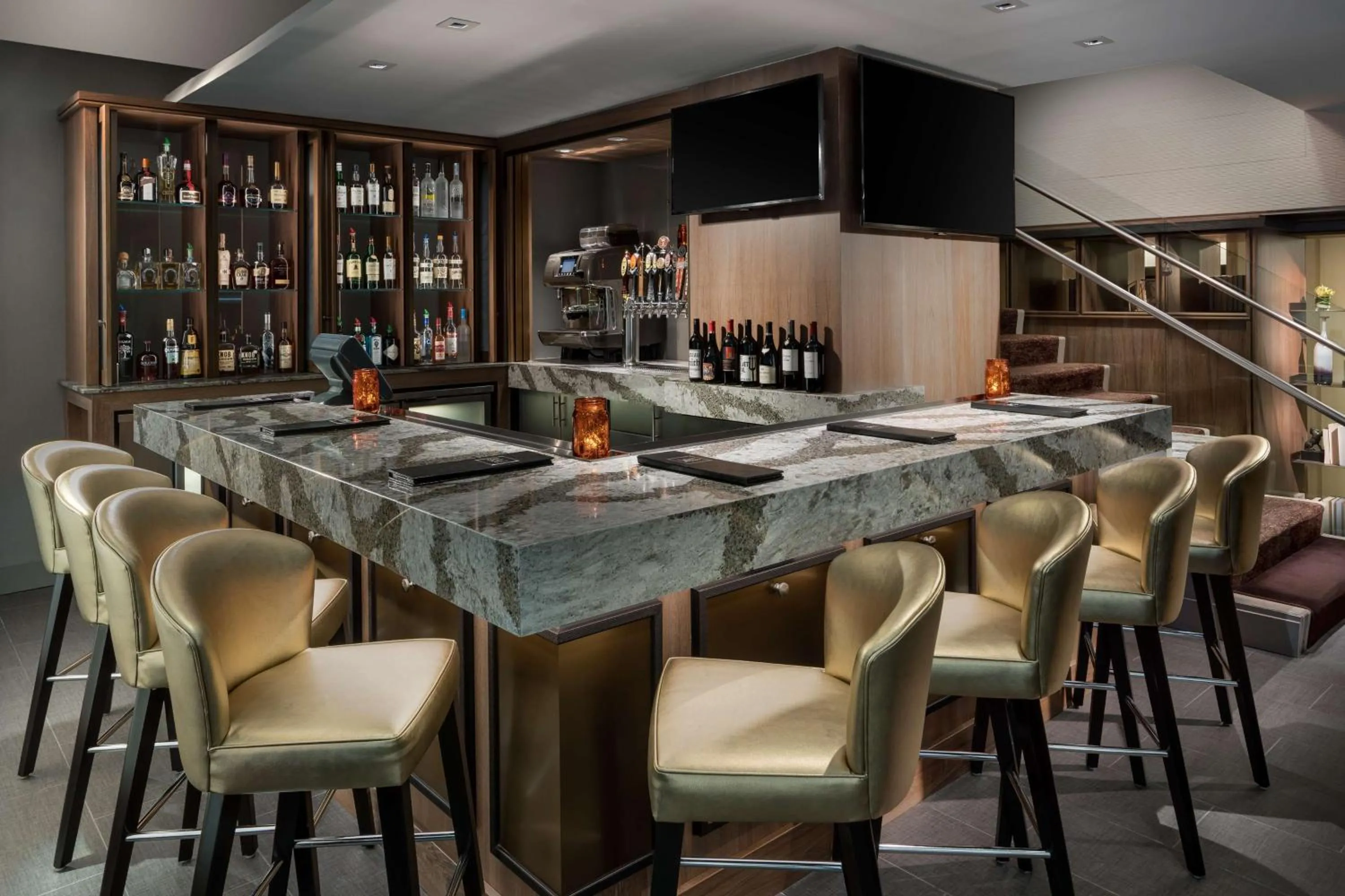 Lounge or bar in Hyatt Centric Arlington