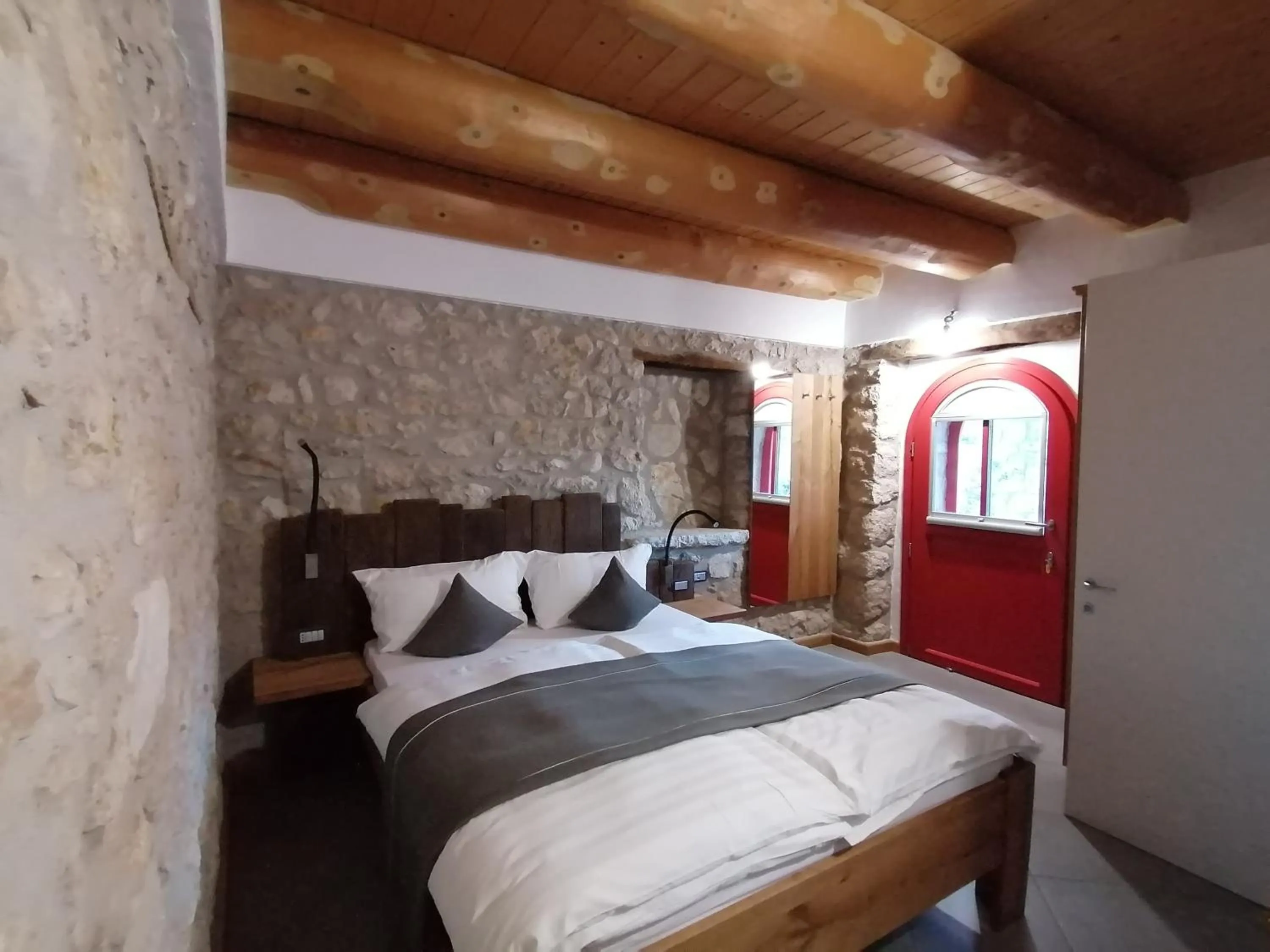 Photo of the whole room in come prima