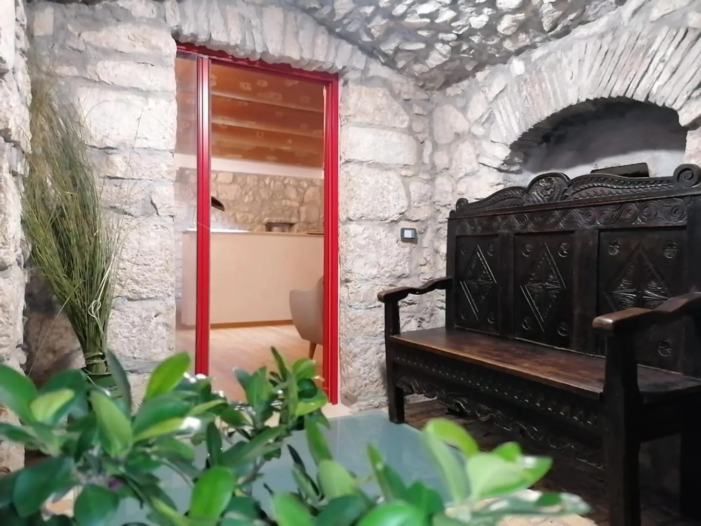 Lobby or reception in come prima