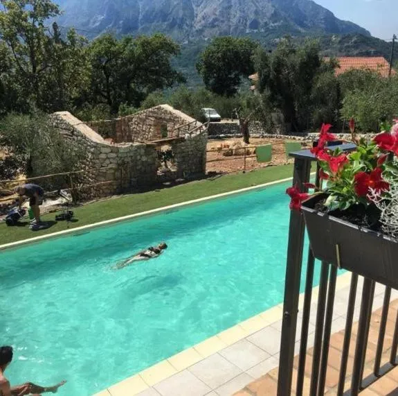 Swimming pool in come prima