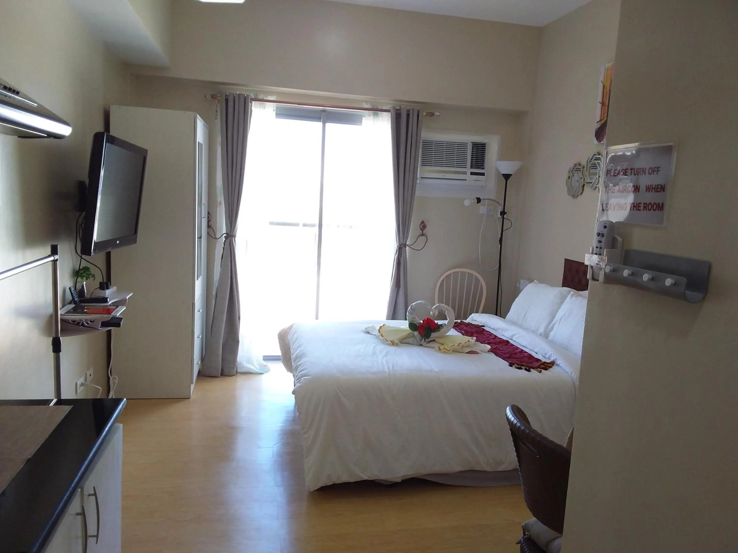 Bed in AJ Sundiva Tower w balcony