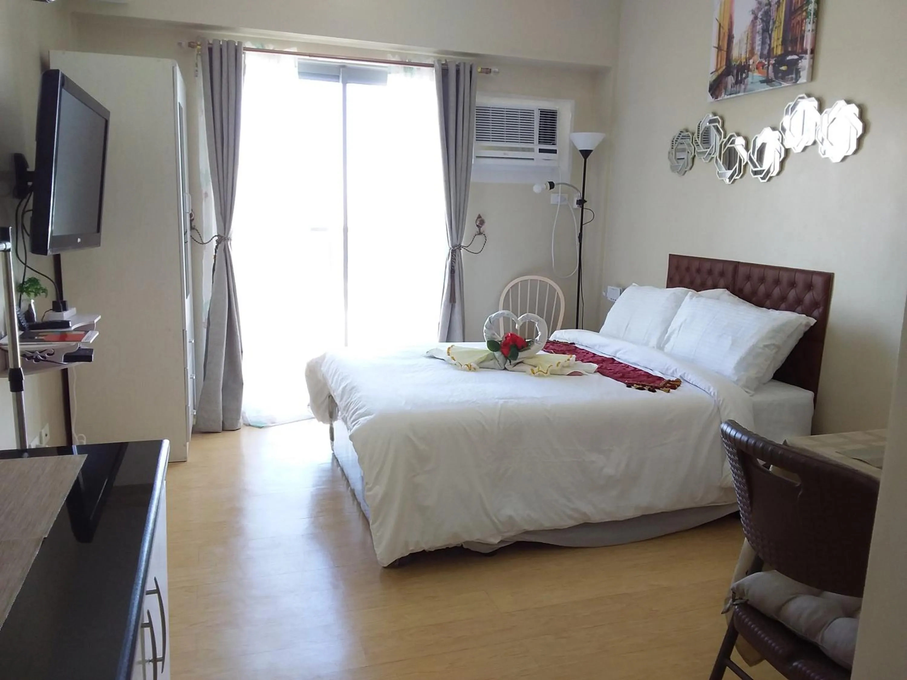 Bed in AJ Sundiva Tower w balcony