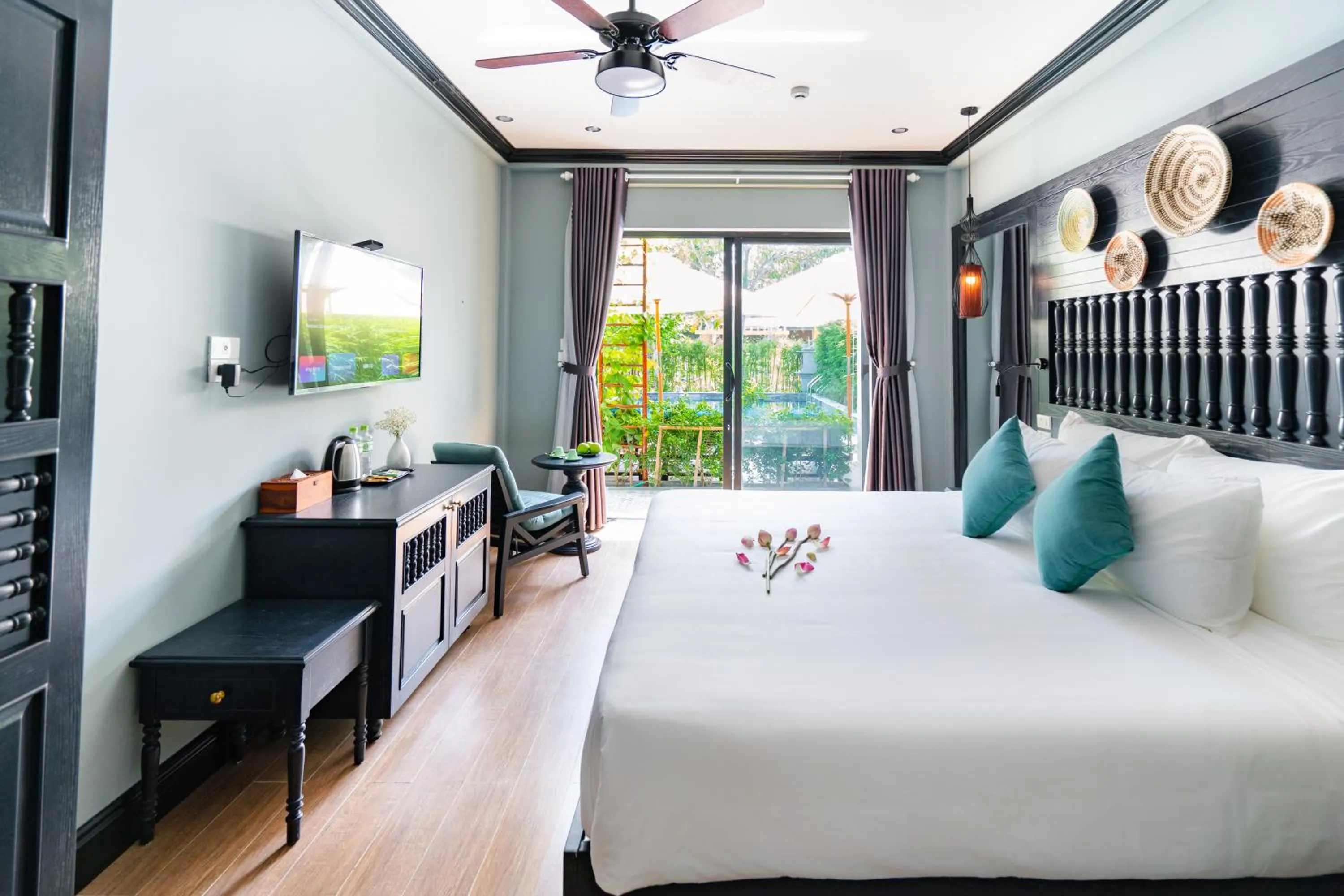 Pool view, Bed in Daisy An Bang Villa