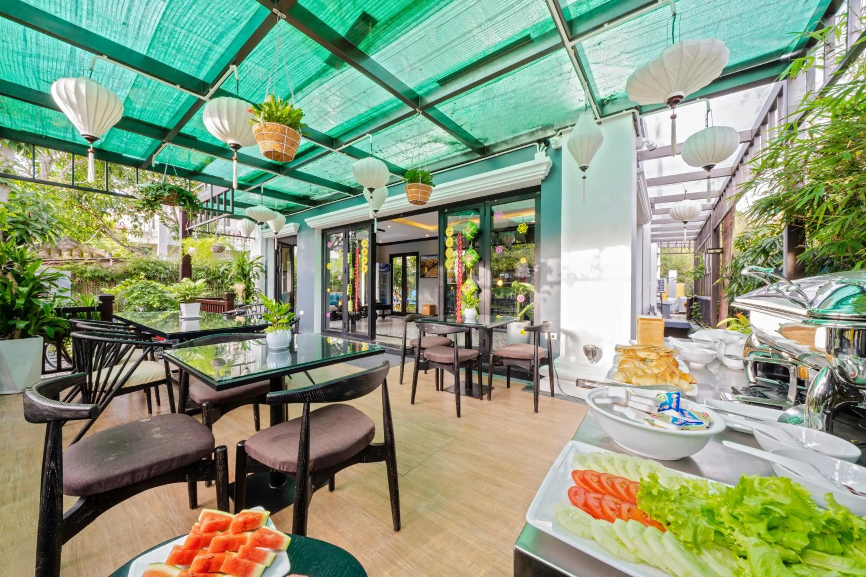 Restaurant/places to eat in Daisy An Bang Villa