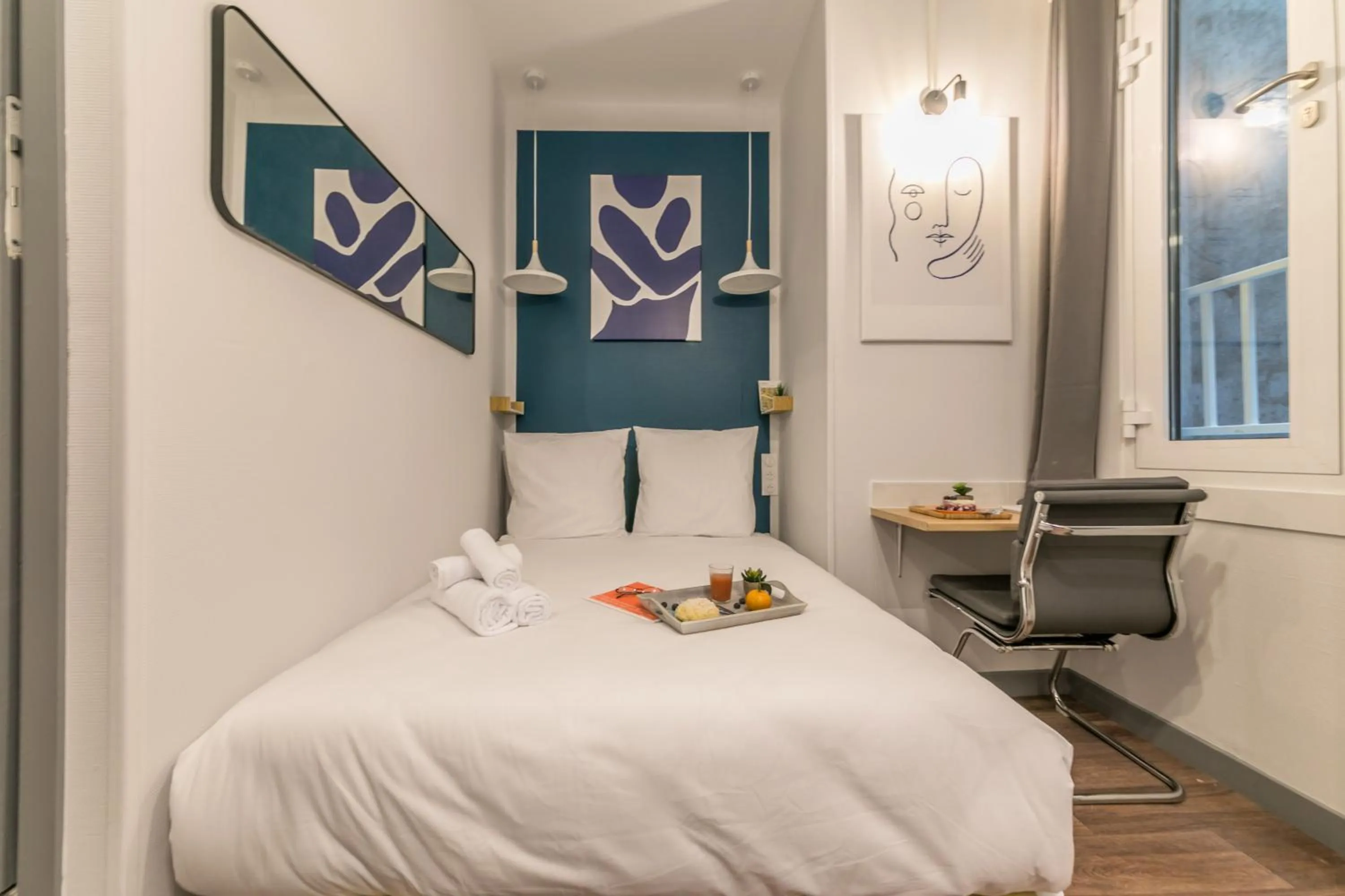 Photo of the whole room, Bed in WS Louvre - Richelieu