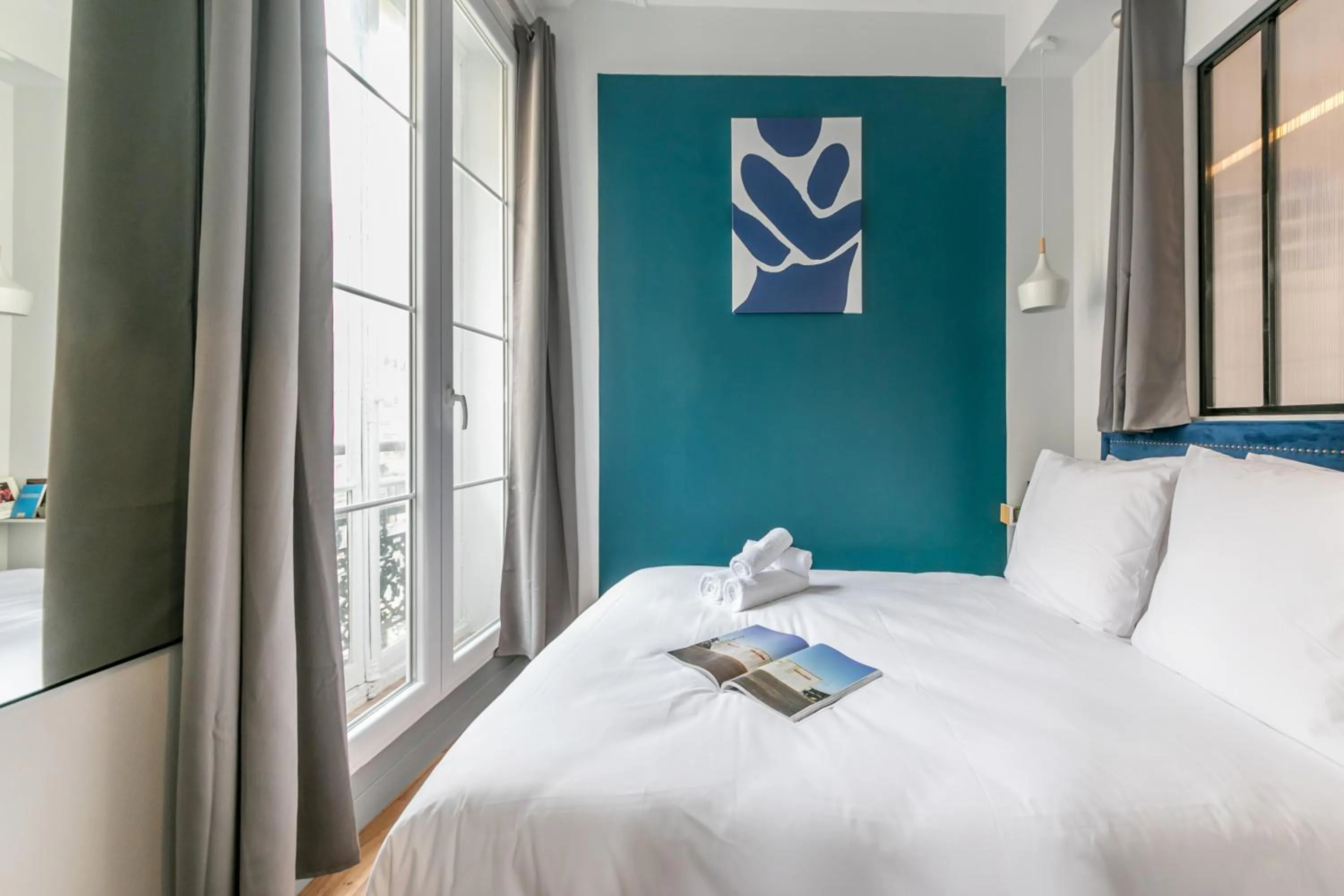 Photo of the whole room, Bed in WS Louvre - Richelieu