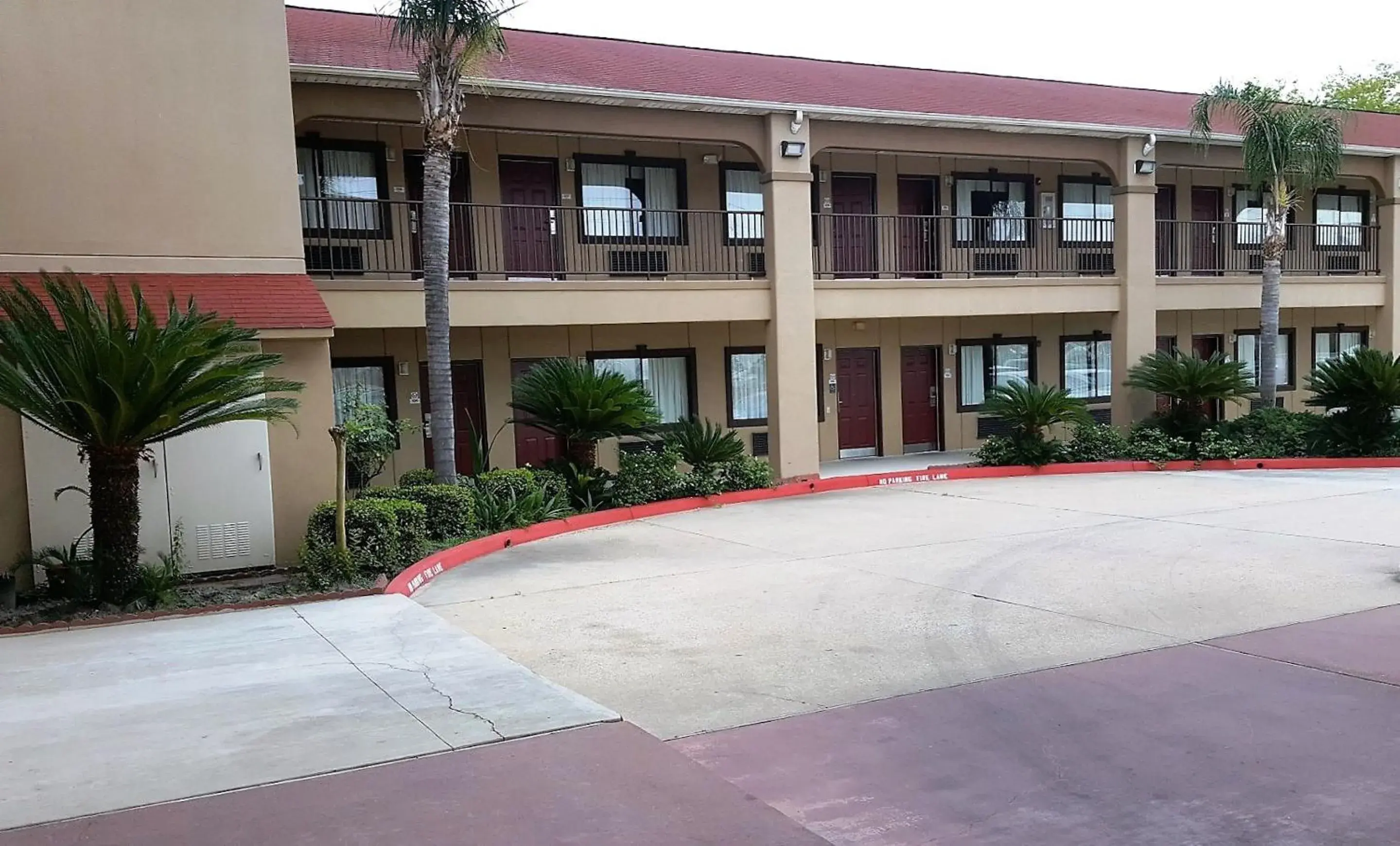 Property building in Red Roof Inn & Suites Houston – Humble/IAH Airport Property building in Red Roof Inn & Suites Houston – Humble/IAH Airport