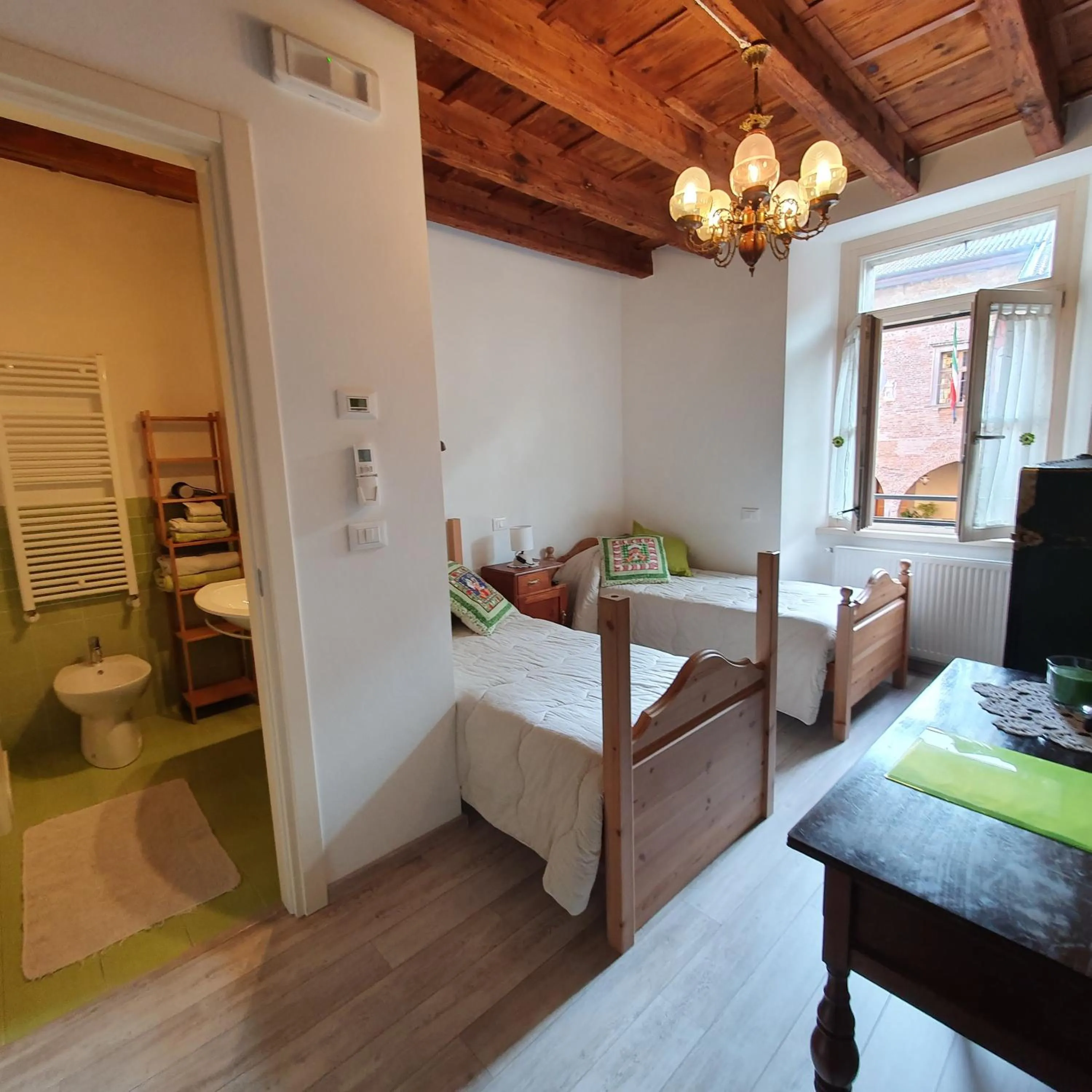 Photo of the whole room, Bed in Domus Iulii