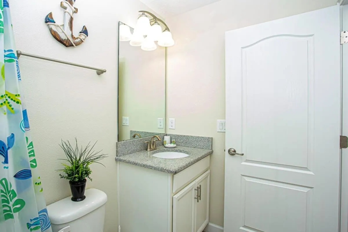 Gorgeous 5 Bd Single Family with Pool 5528