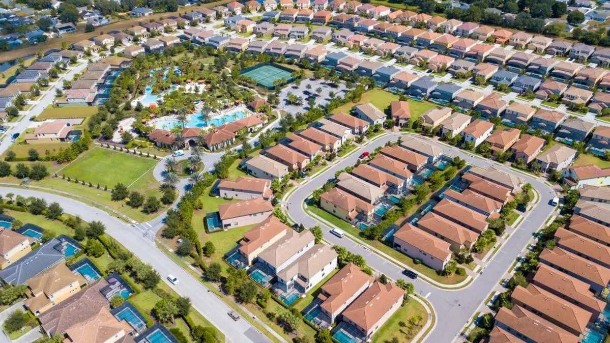 Gorgeous 5 Bd Single Family with Pool 5528