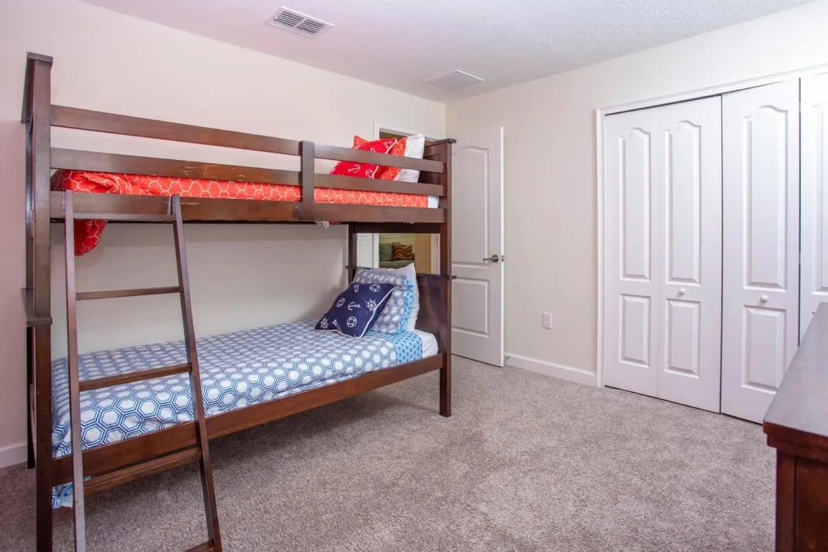 Bed in Gorgeous 5 Bd Single Family with Pool 5528