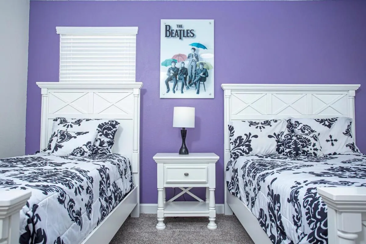 Bed in Gorgeous 5 Bd Single Family with Pool 5528