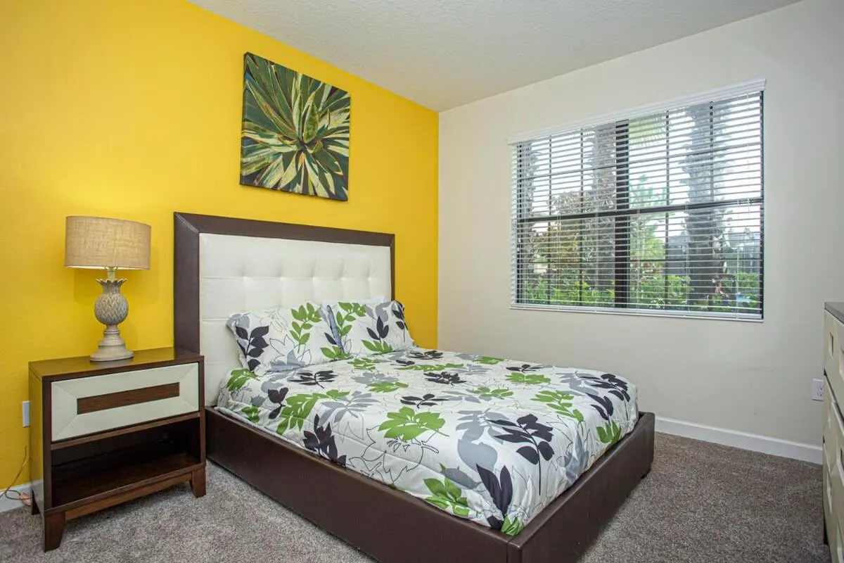 Bed in Gorgeous 5 Bd Single Family with Pool 5528
