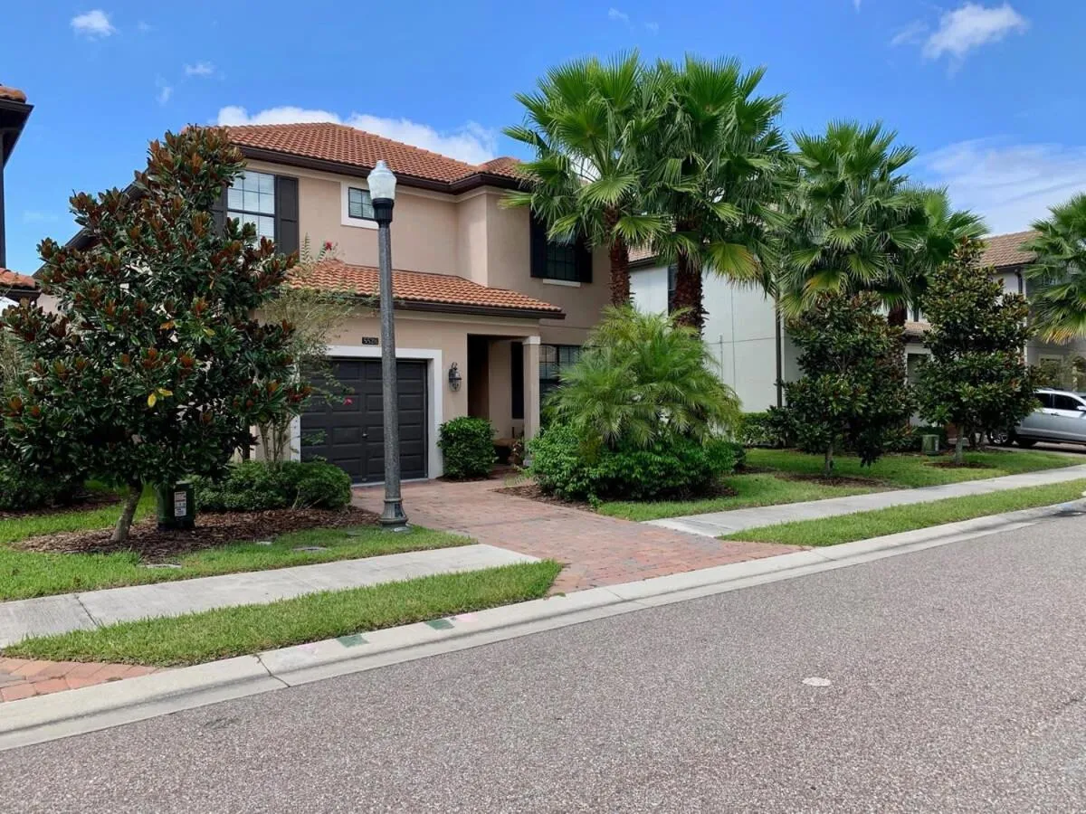 Gorgeous 5 Bd Single Family with Pool 5528