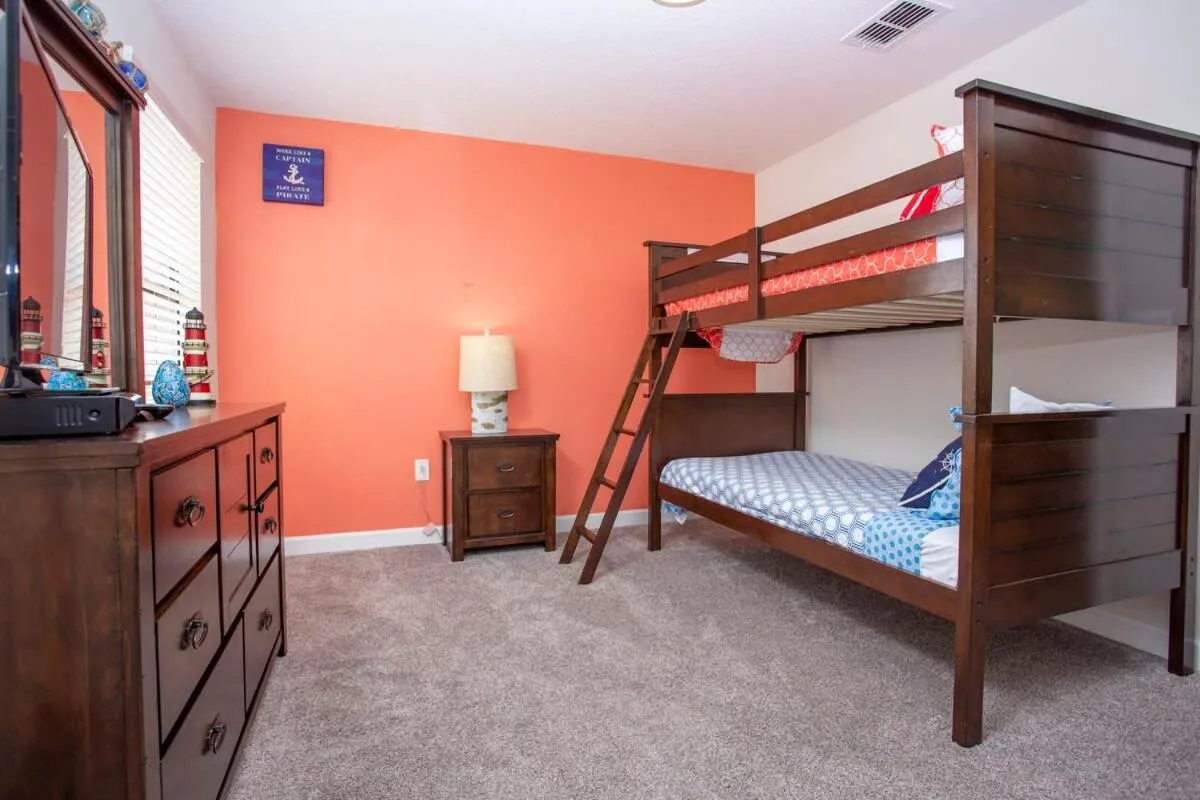 Bed in Gorgeous 5 Bd Single Family with Pool 5528