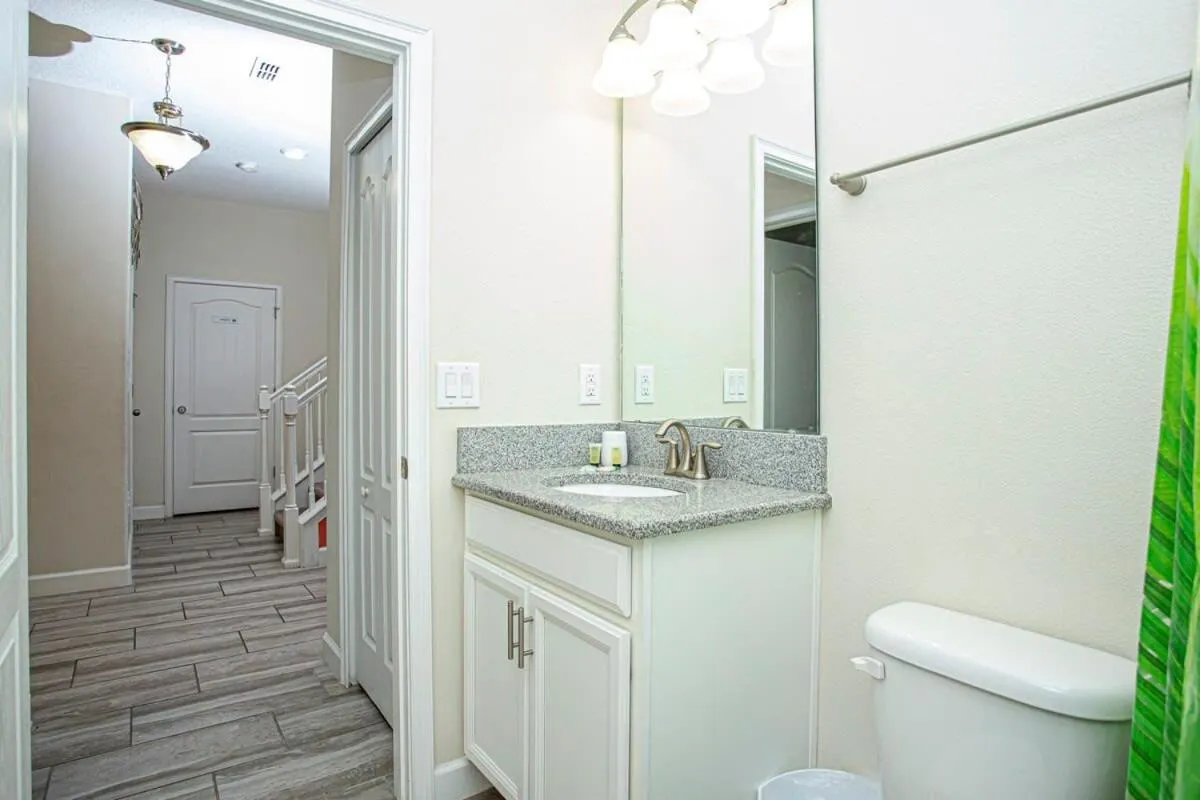 Gorgeous 5 Bd Single Family with Pool 5528