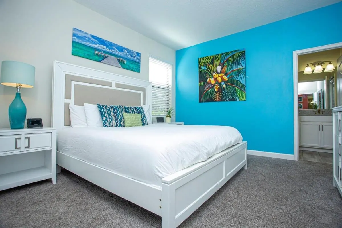 Bed in Gorgeous 5 Bd Single Family with Pool 5528