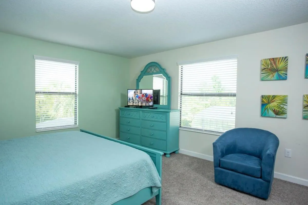 Bed in Gorgeous 5 Bd Single Family with Pool 5528