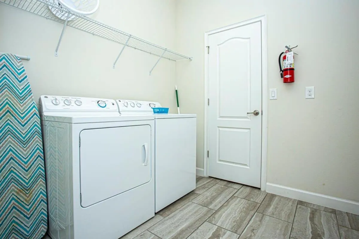 Gorgeous 5 Bd Single Family with Pool 5528