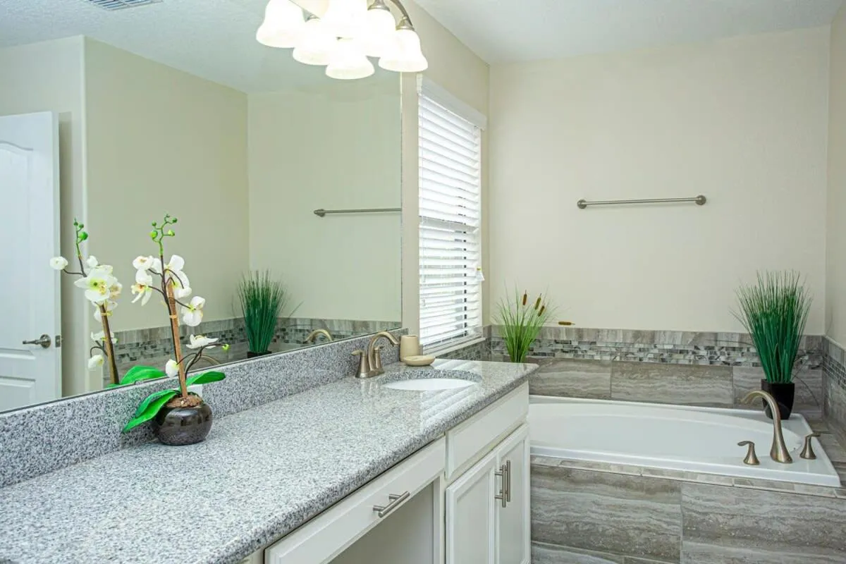 Gorgeous 5 Bd Single Family with Pool 5528