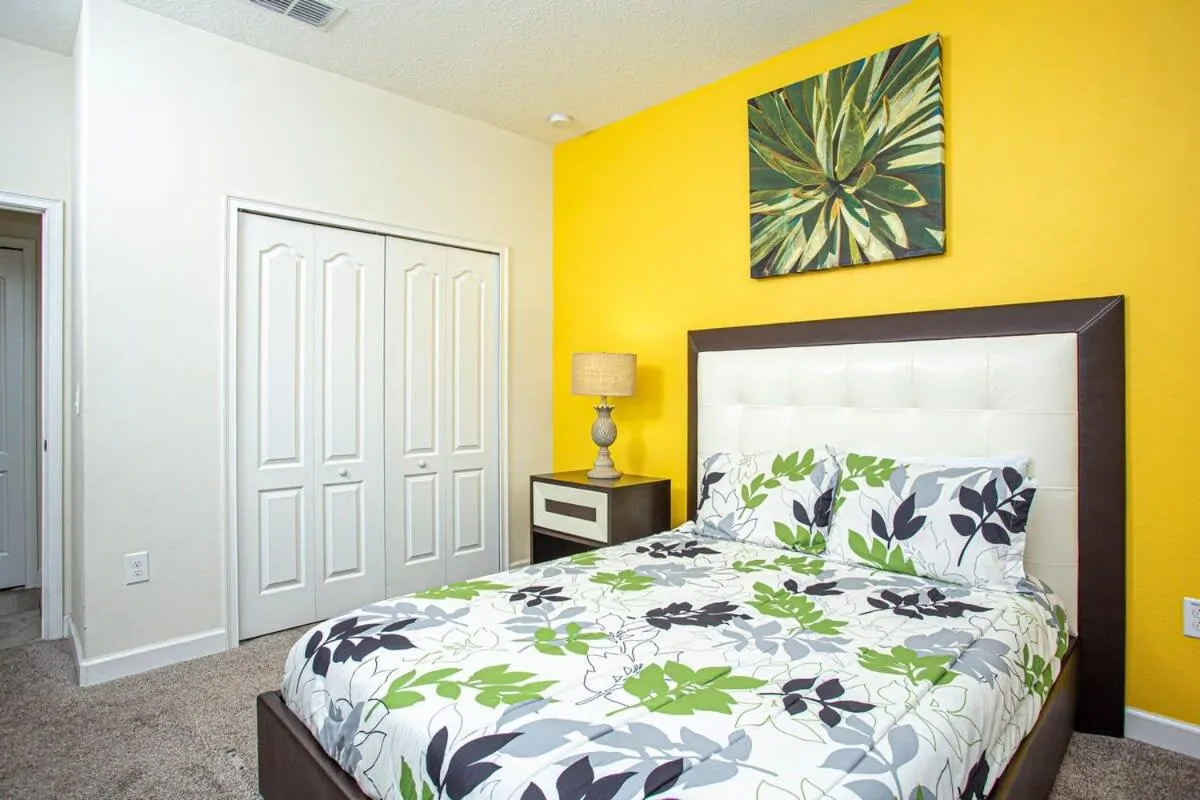 Bed in Gorgeous 5 Bd Single Family with Pool 5528