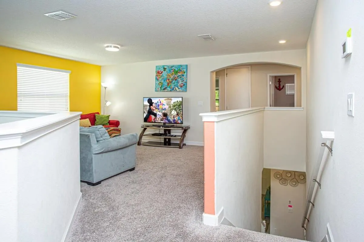 Gorgeous 5 Bd Single Family with Pool 5528