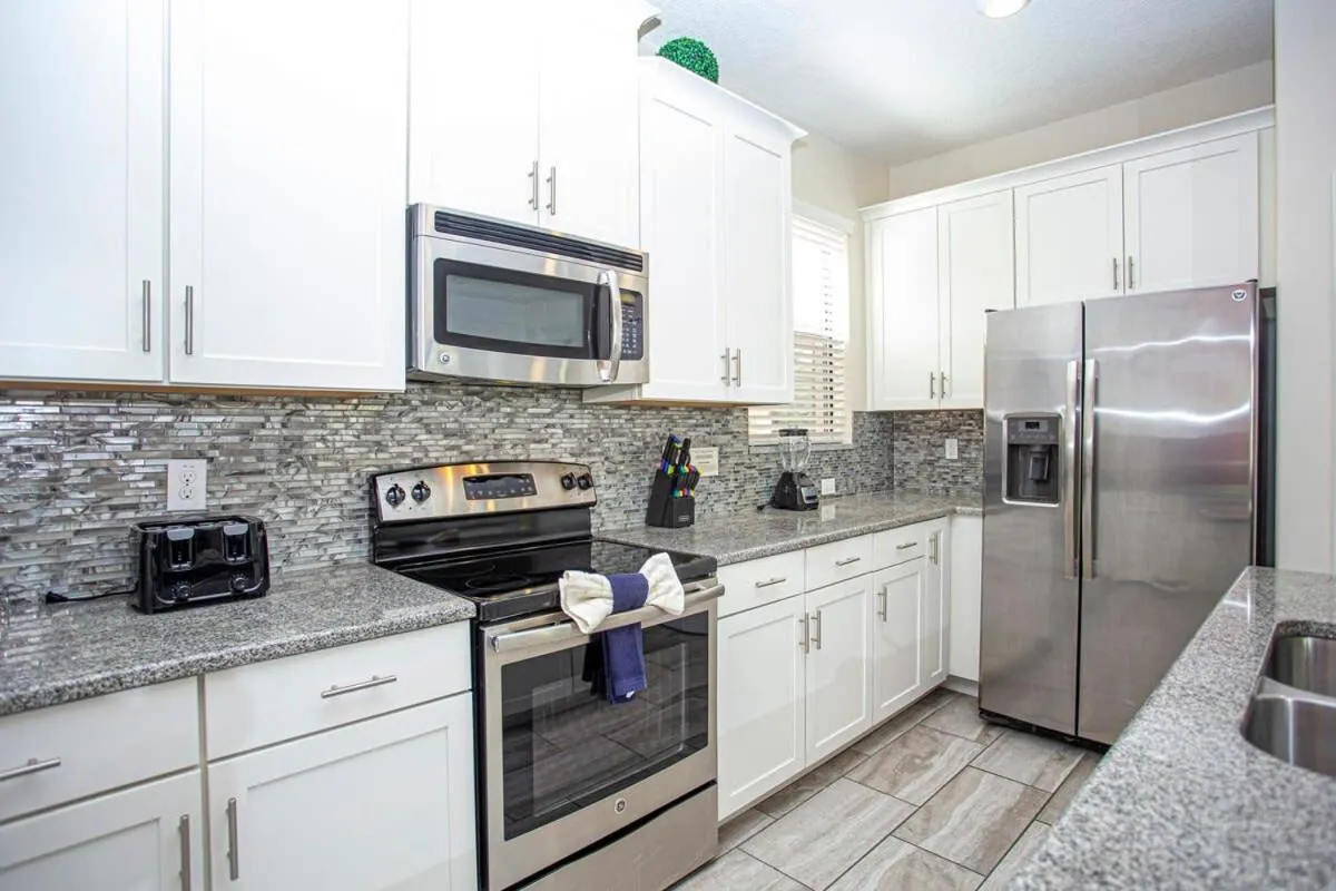 Gorgeous 5 Bd Single Family with Pool 5528