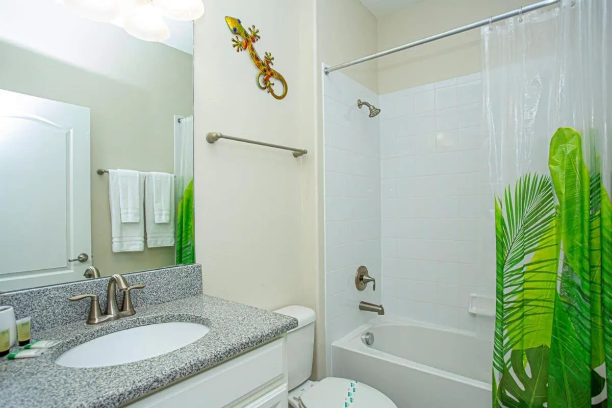 Gorgeous 5 Bd Single Family with Pool 5528