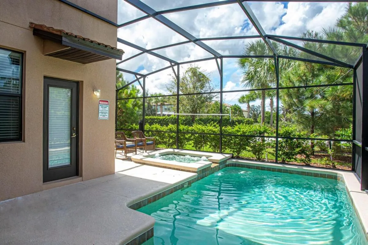 Gorgeous 5 Bd Single Family with Pool 5528