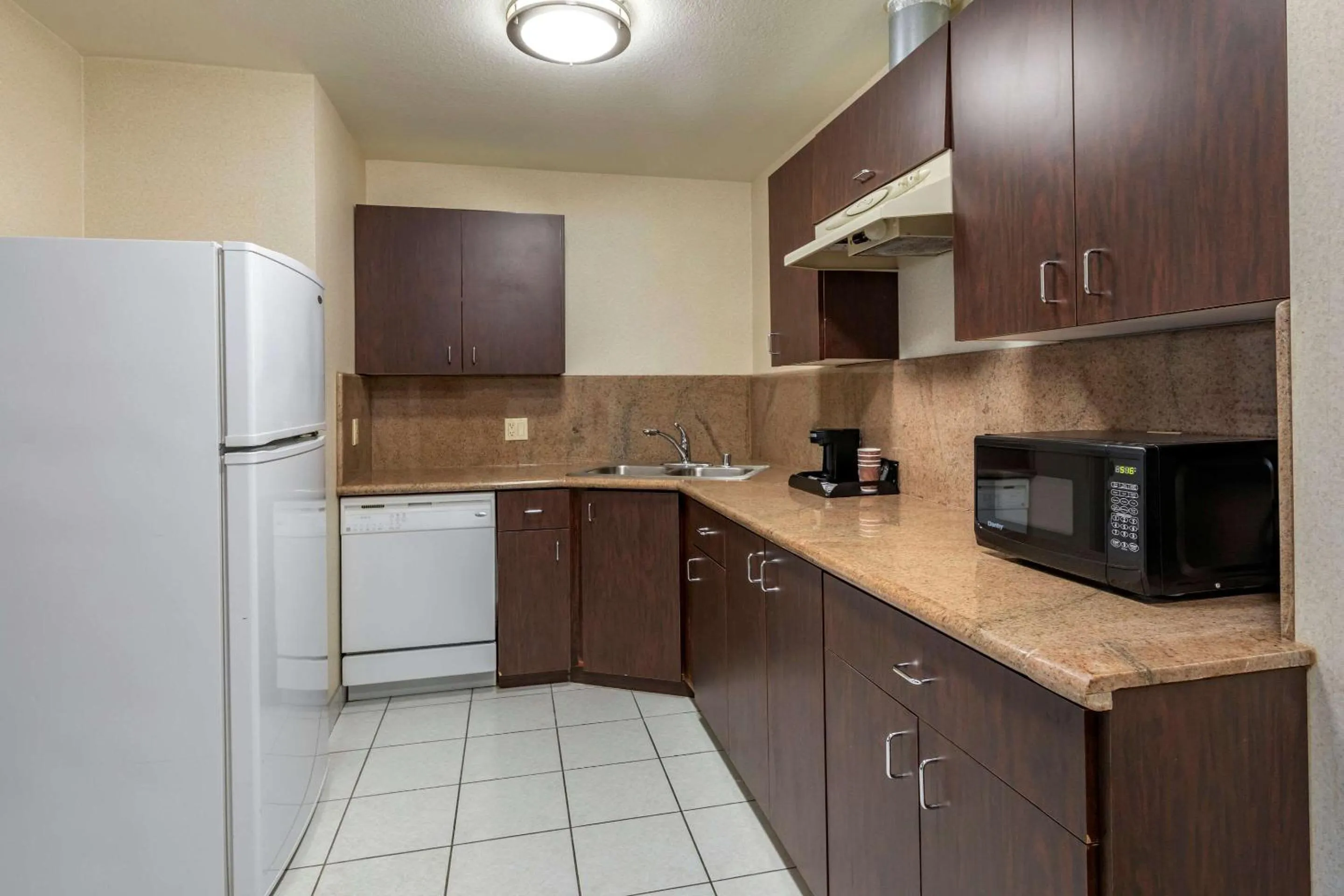Kitchen or kitchenette in Citrus Suites Redlands Loma Linda Hotel