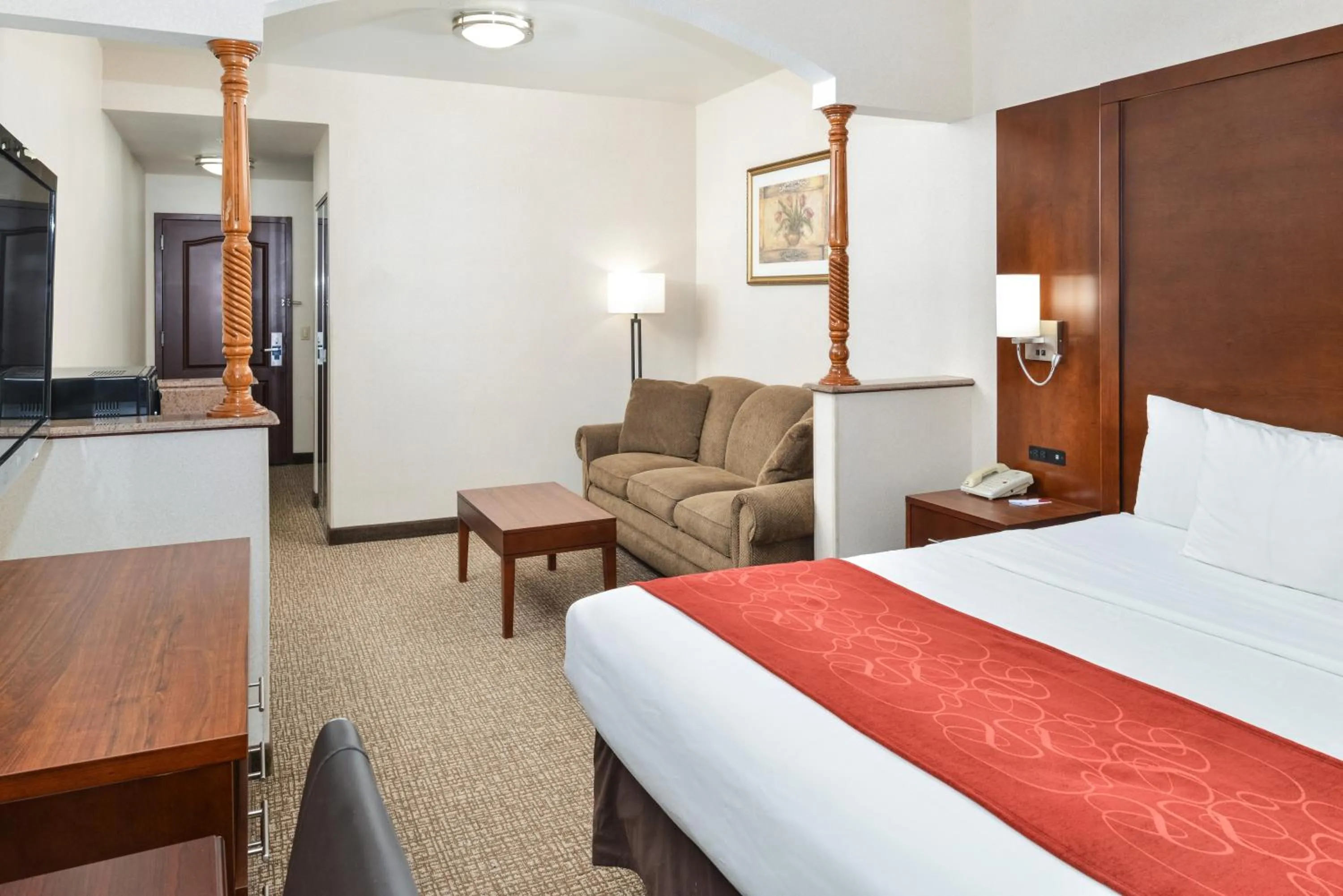 Bed in Citrus Suites Redlands Loma Linda Hotel