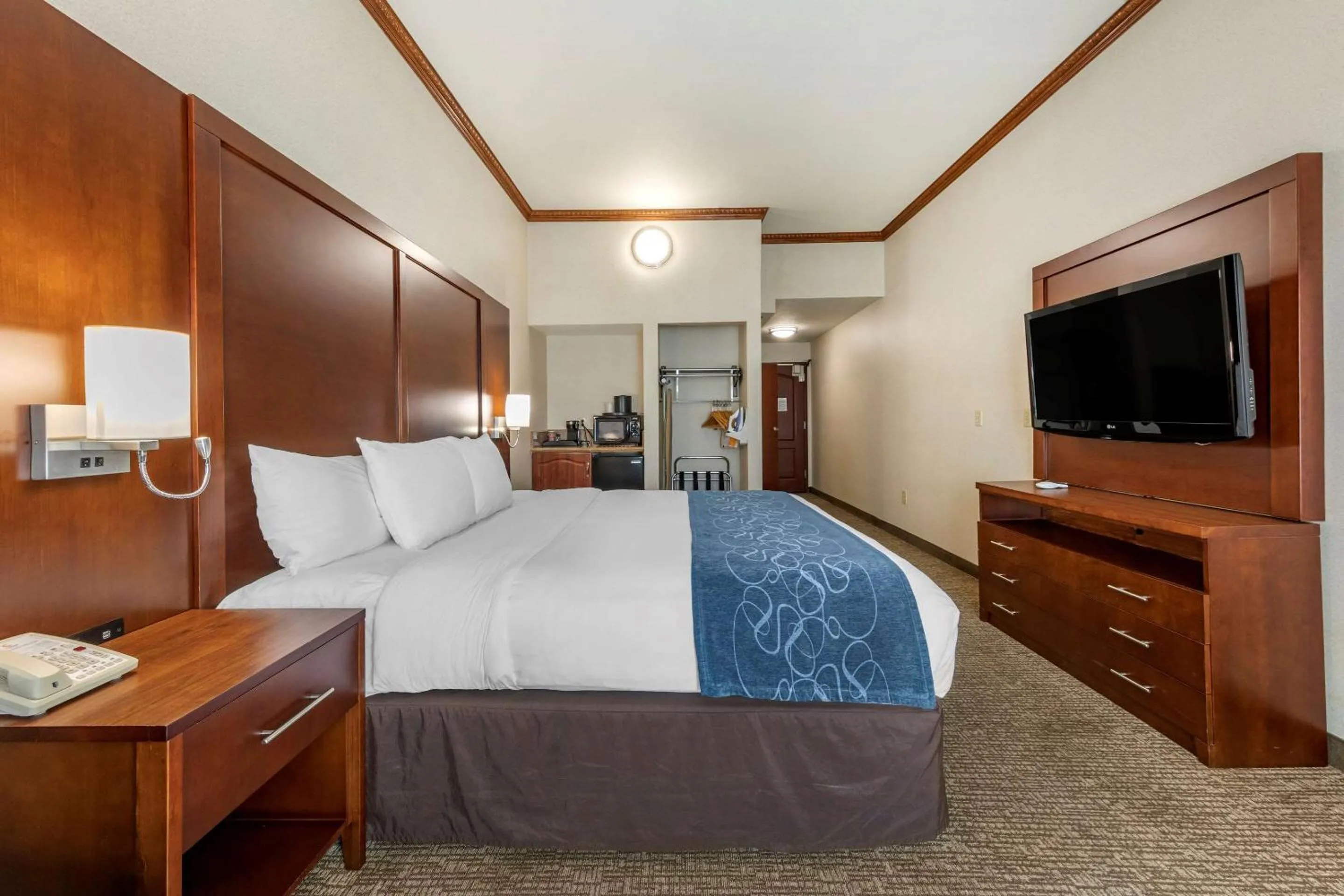 Photo of the whole room, Bed in Citrus Suites Redlands Loma Linda Hotel