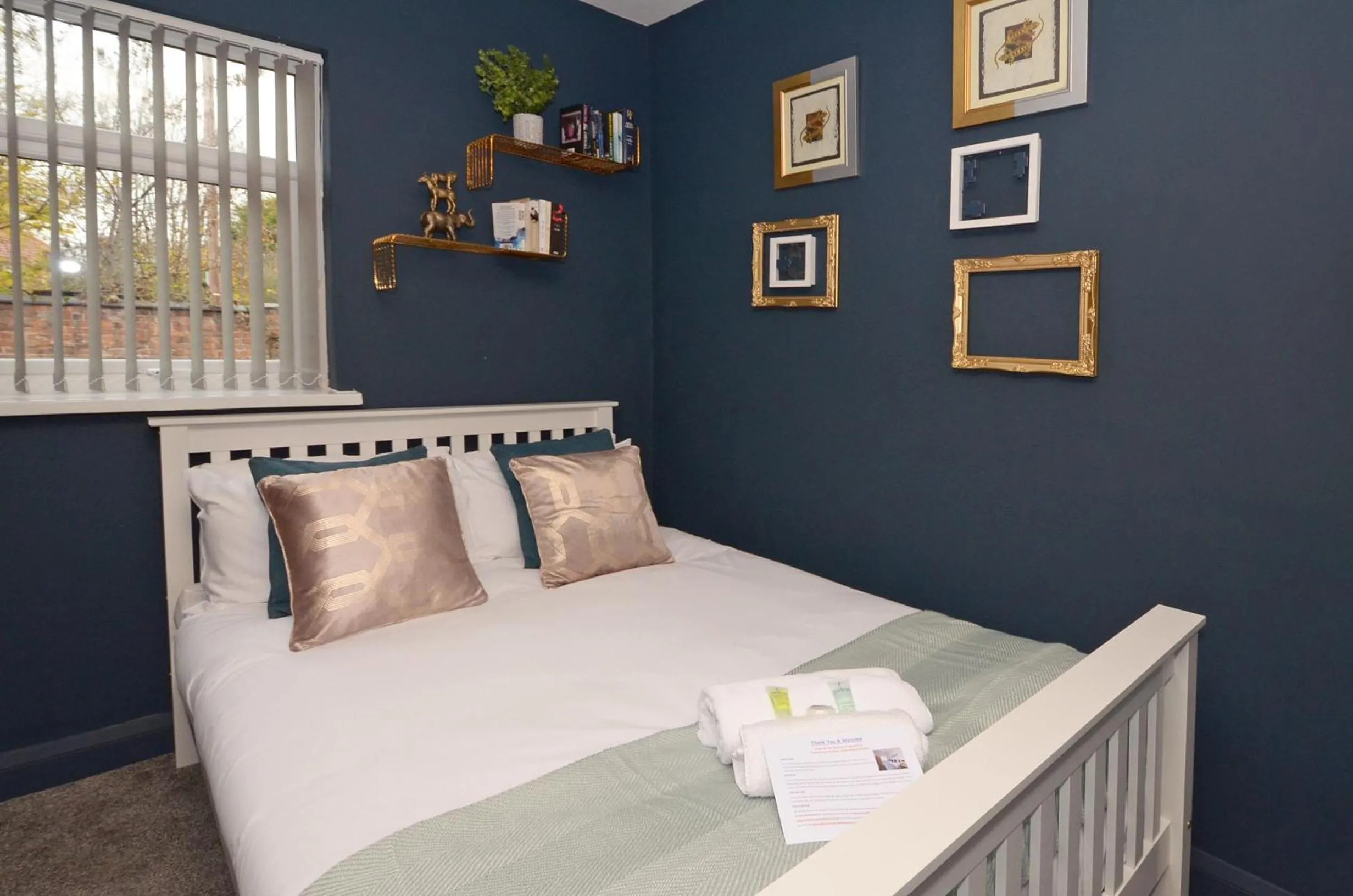 Bedroom, Bed in Townhouse PLUS @ 301 West Street Crewe