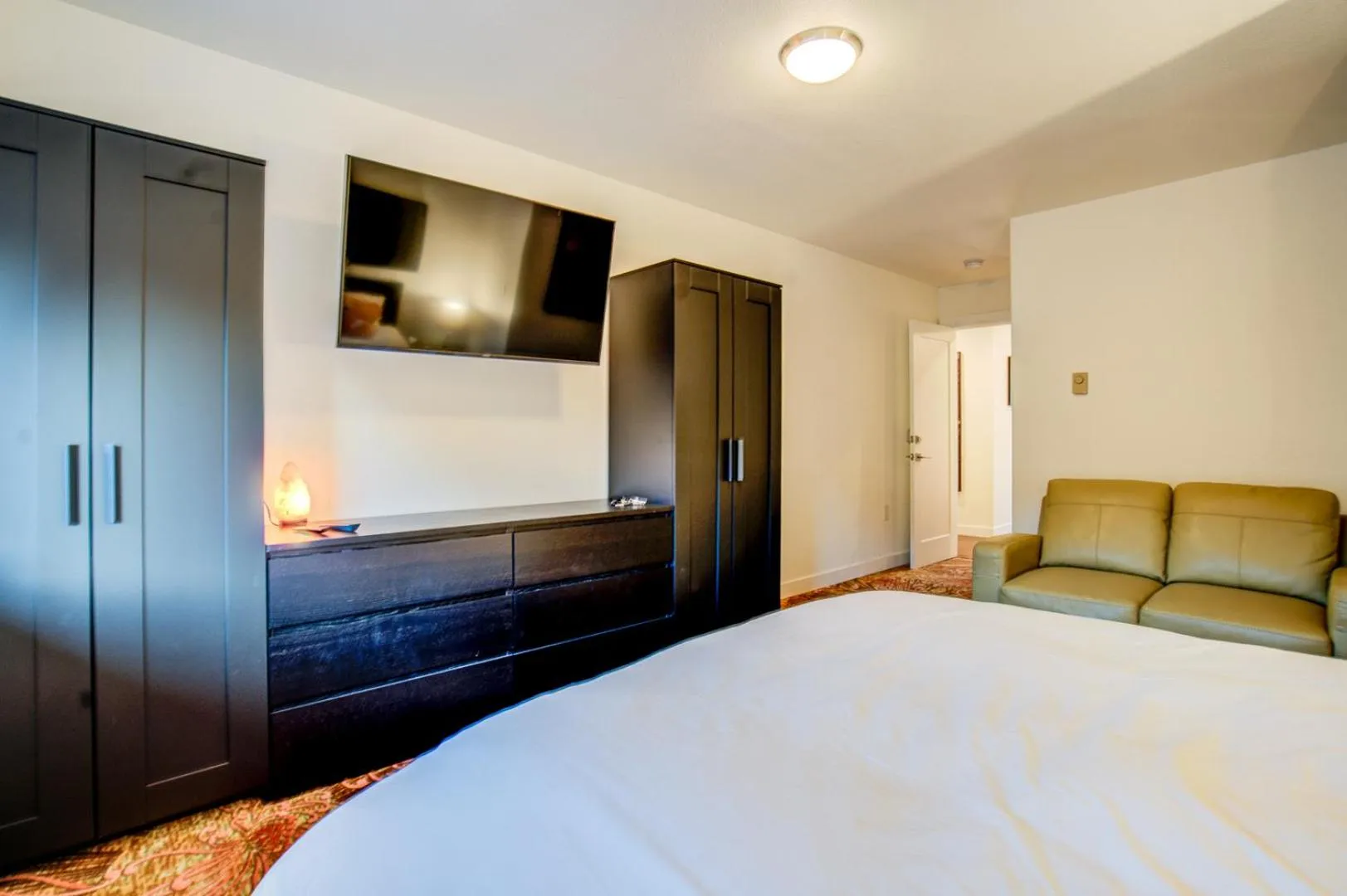 Bed in INNhale Resort and Spa