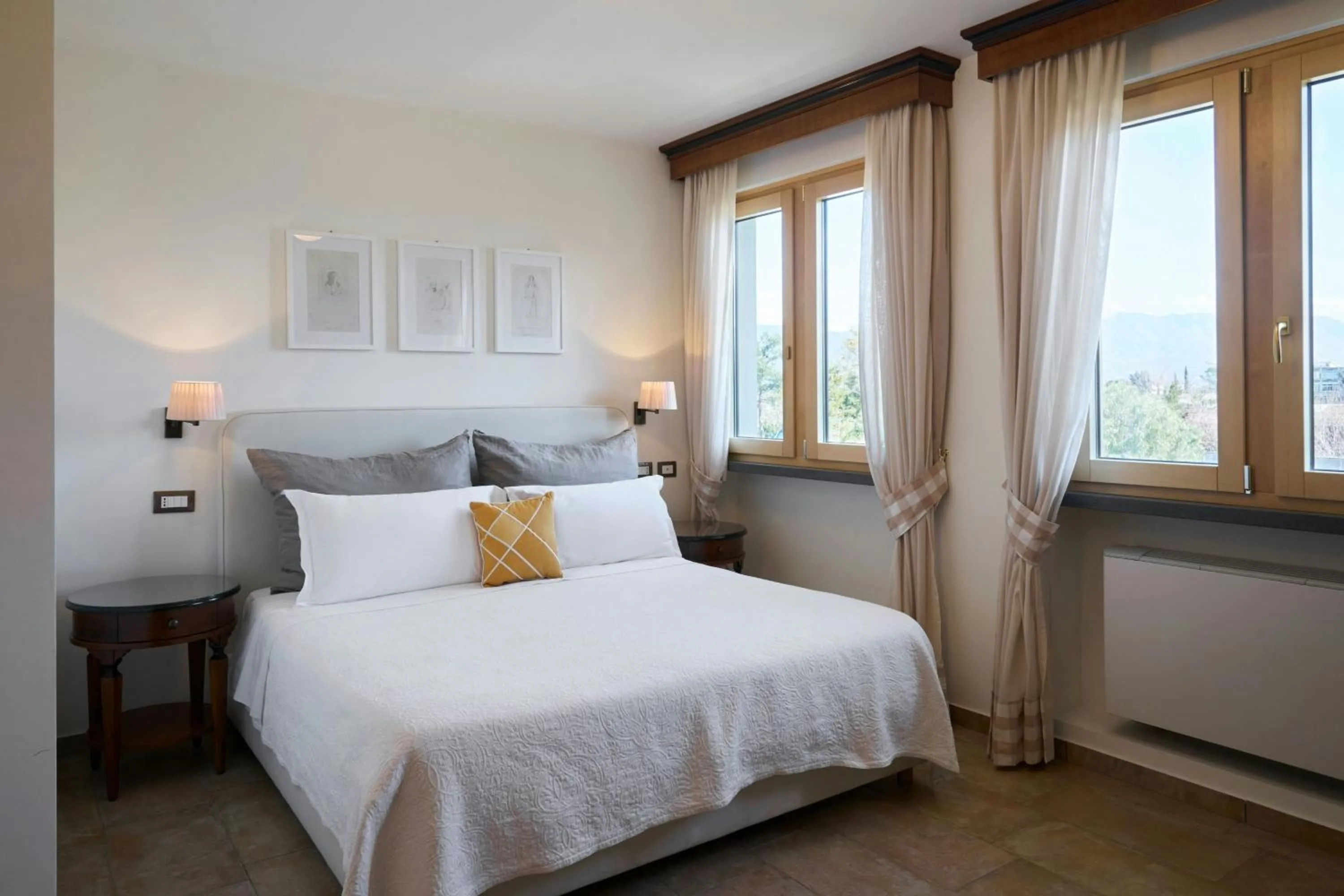 Photo of the whole room, Bed in Four Points Flex by Sheraton Naples Marigliano