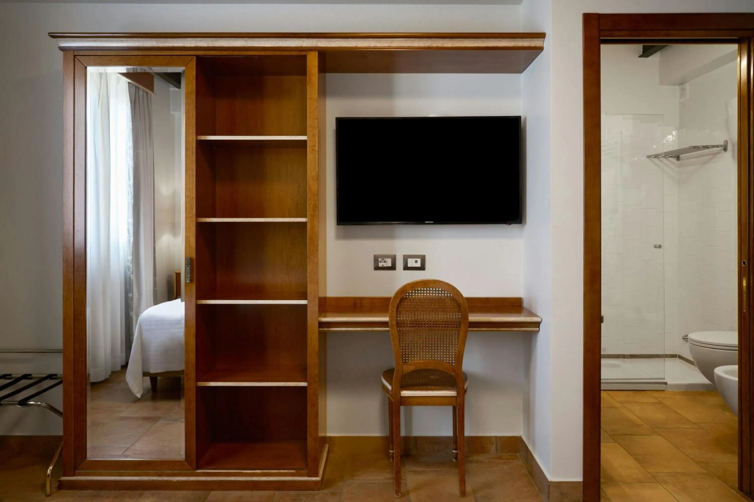 Photo of the whole room in Four Points Flex by Sheraton Naples Marigliano