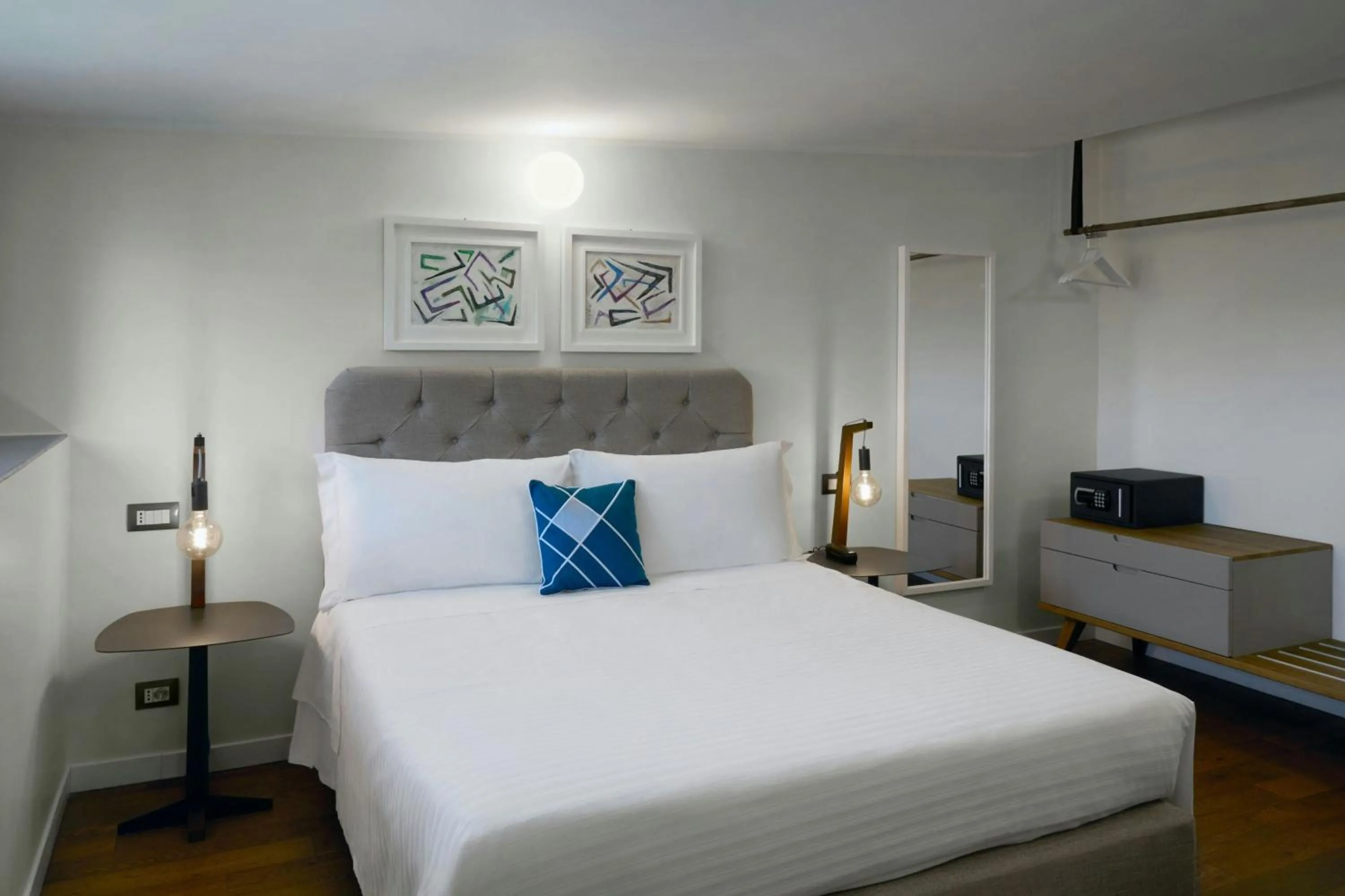 Photo of the whole room, Bed in Four Points Flex by Sheraton Naples Marigliano