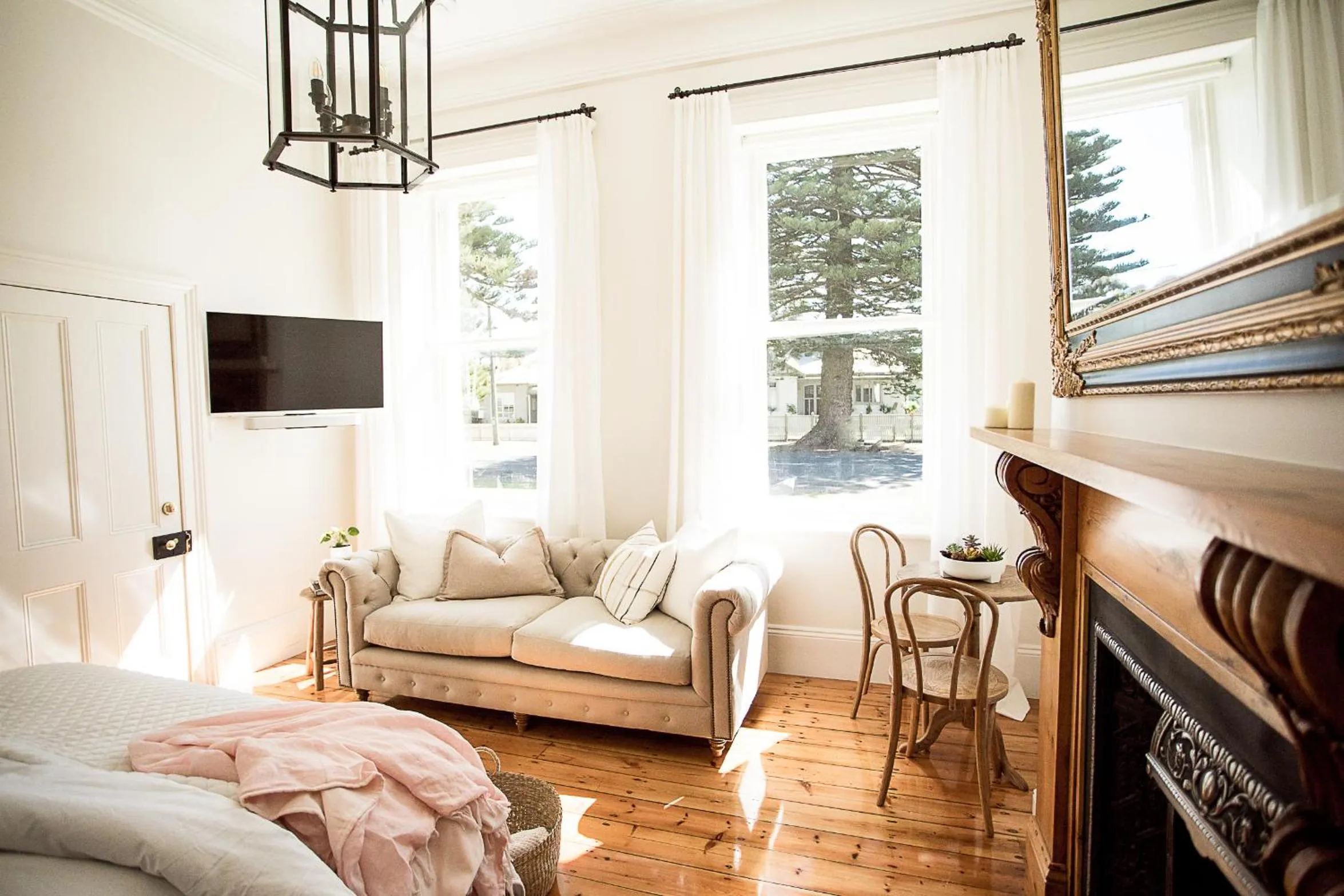 Communal lounge/ TV room in Old Market Inn