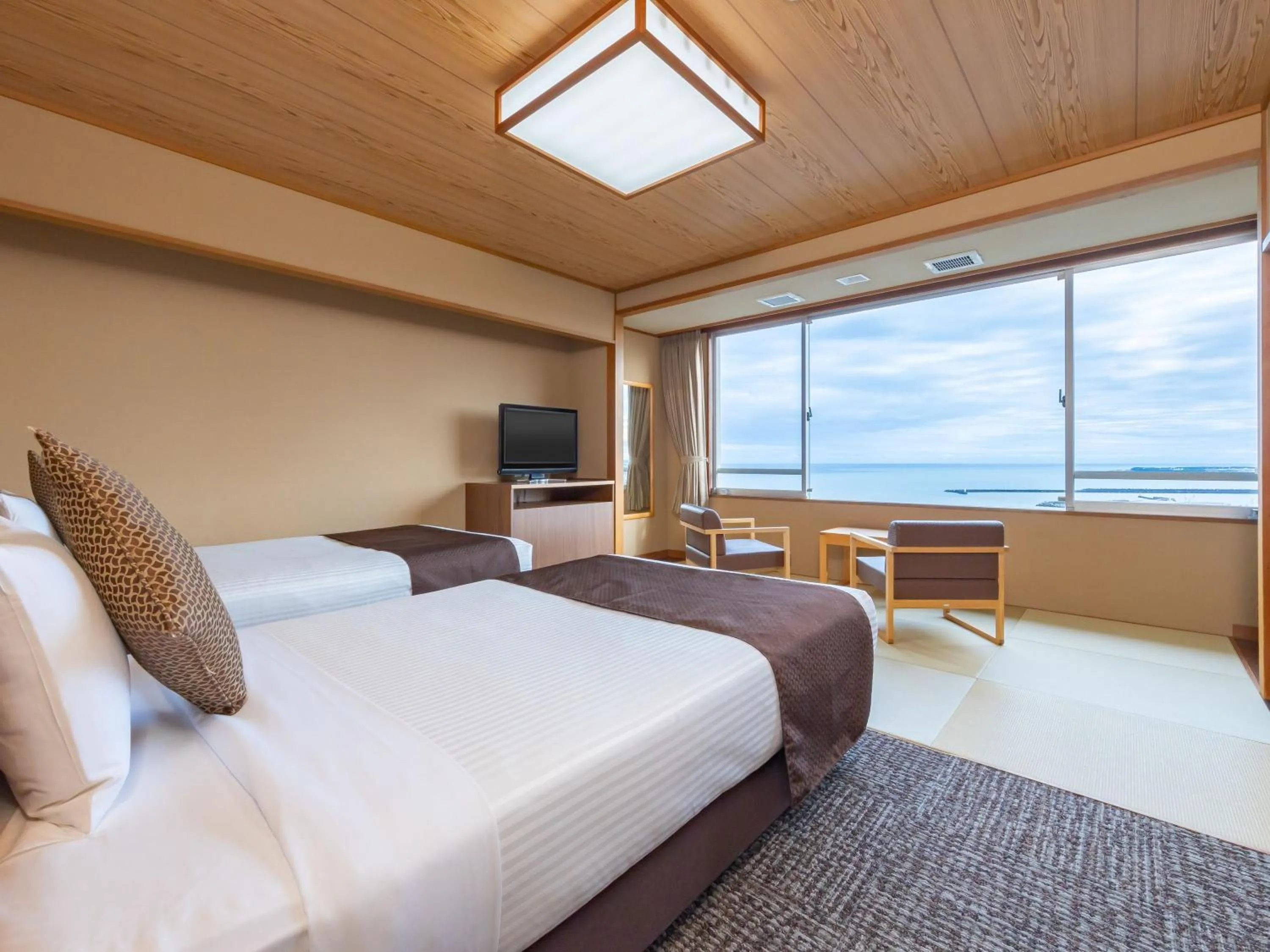 Photo of the whole room, Bed in KAMENOI HOTEL Yaizu
