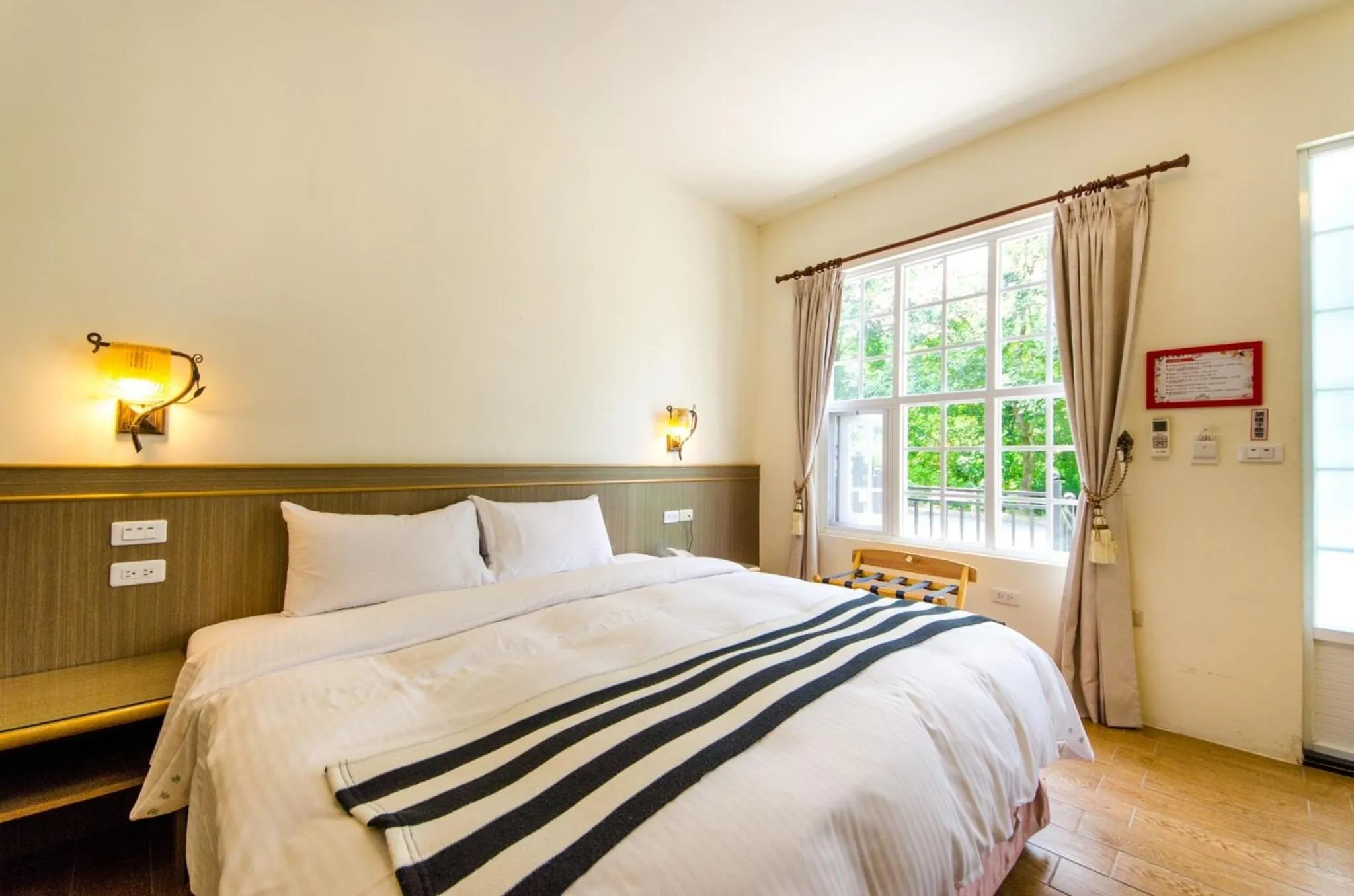 Bed in Butchard Villas