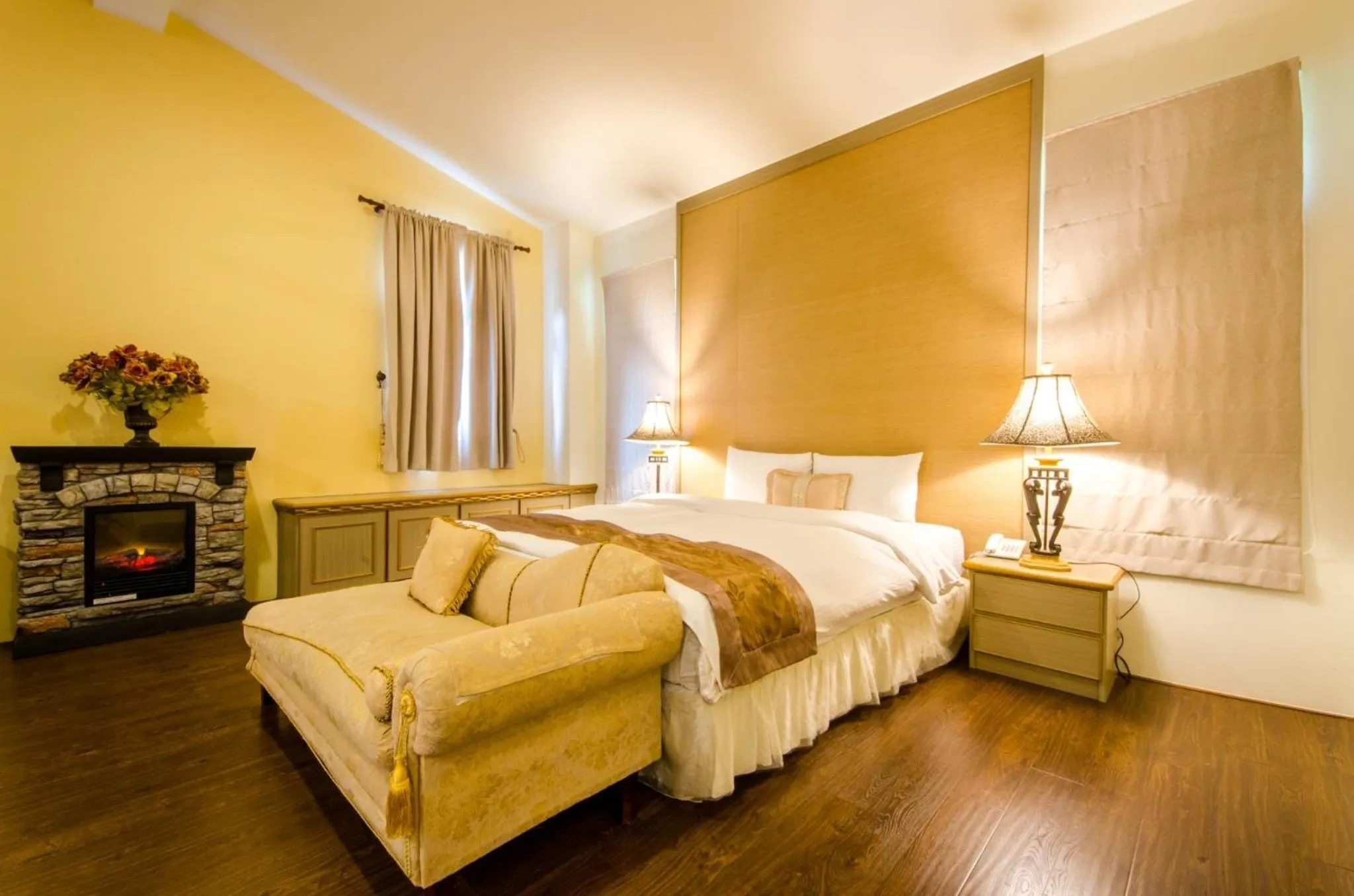 Bed in Butchard Villas