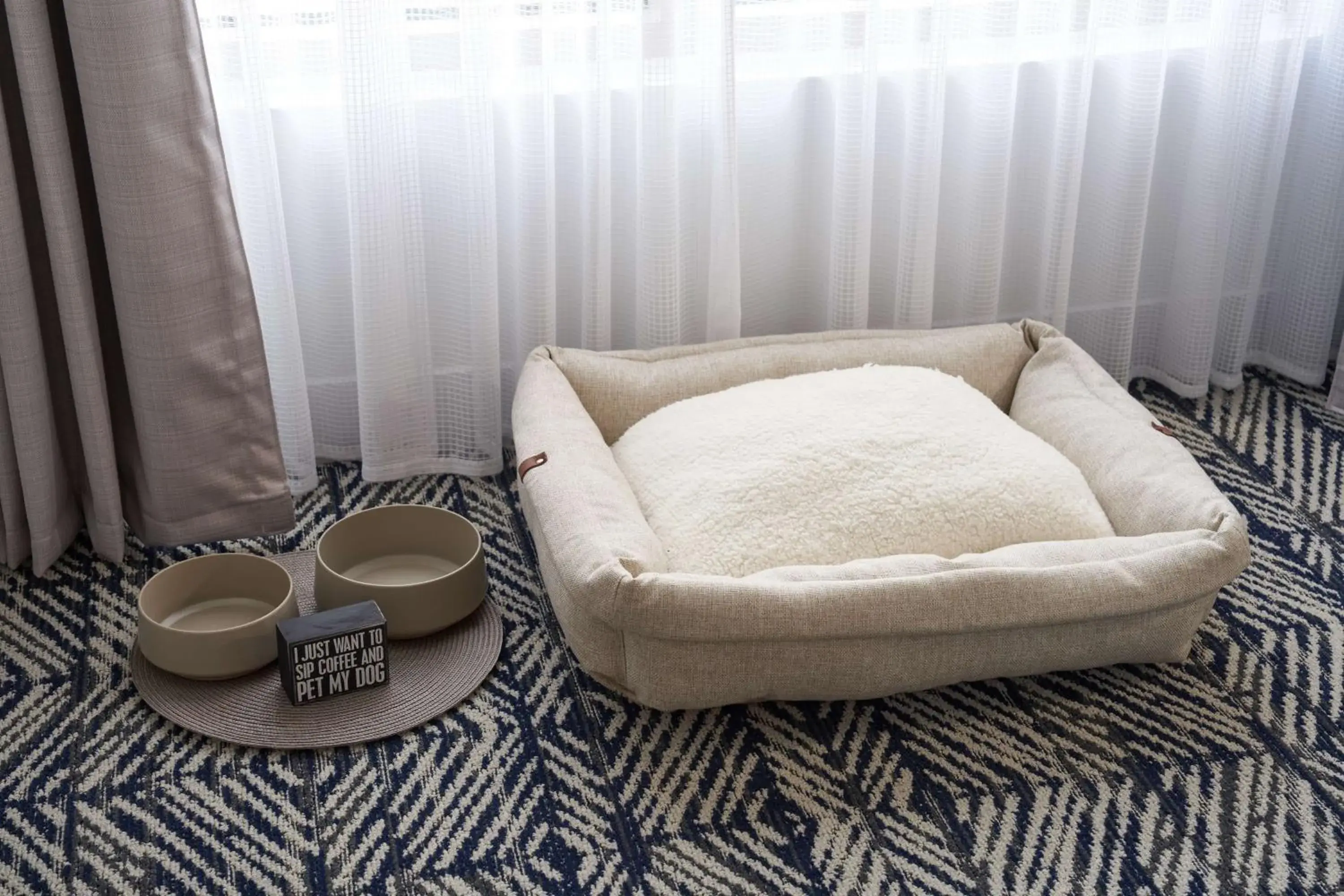 Photo of the whole room, Bed in The Chifley Houston, Tapestry Collection by Hilton Photo of the whole room, Bed in The Chifley Houston, Tapestry Collection by Hilton