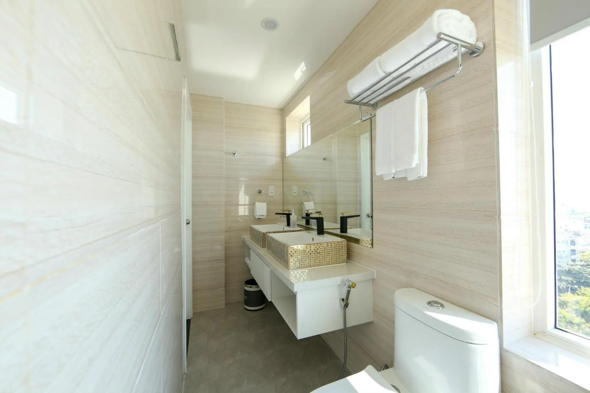 Shower in RHM Luxury Hotel And Suite