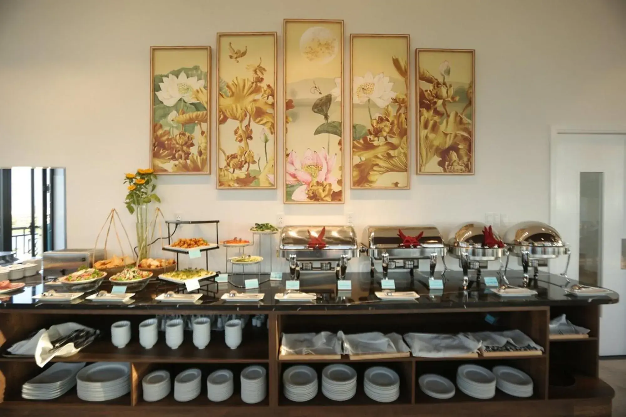 Restaurant/places to eat in RHM Luxury Hotel And Suite Restaurant/places to eat in RHM Luxury Hotel And Suite