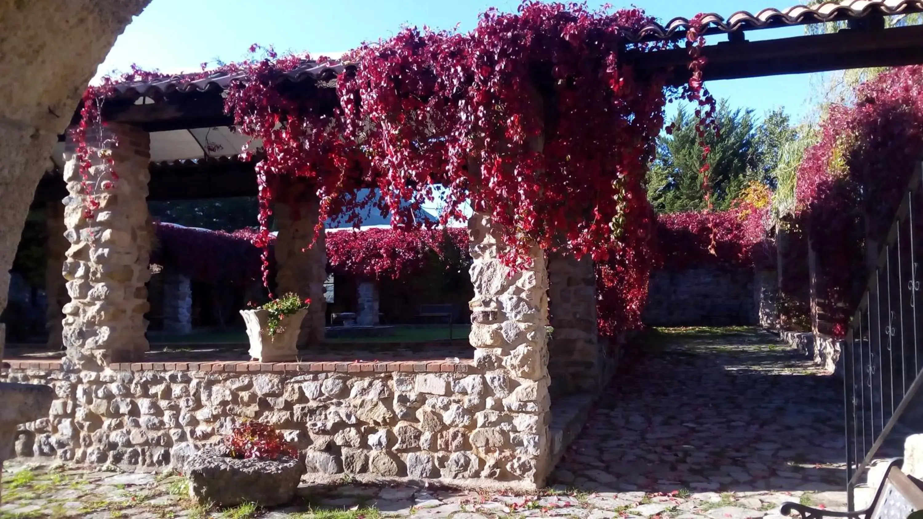 Property building in Giardino Donna Lavia Property building in Giardino Donna Lavia